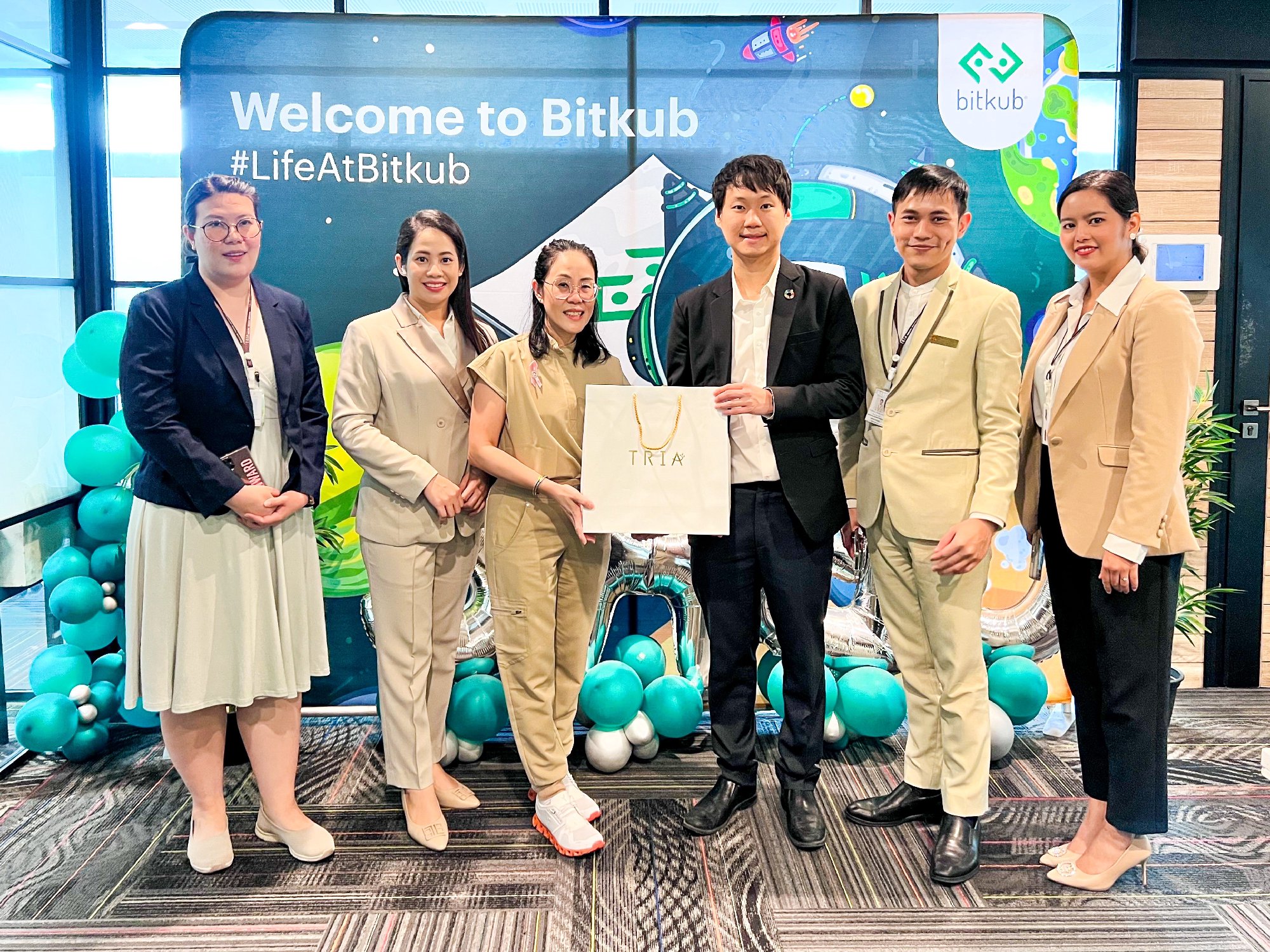 ผมรู้สึกยินดีมากครับที่ได้ต้อนรับ พญ. พิมพ์ชนก บุษกรเรืองรัตน์ พร้อมคณะ จาก TRIA ที่มีโอกาสเข้ามาทักทายและเยี่ยมชมออฟฟิศของ Bitkub ในครั้งนี…