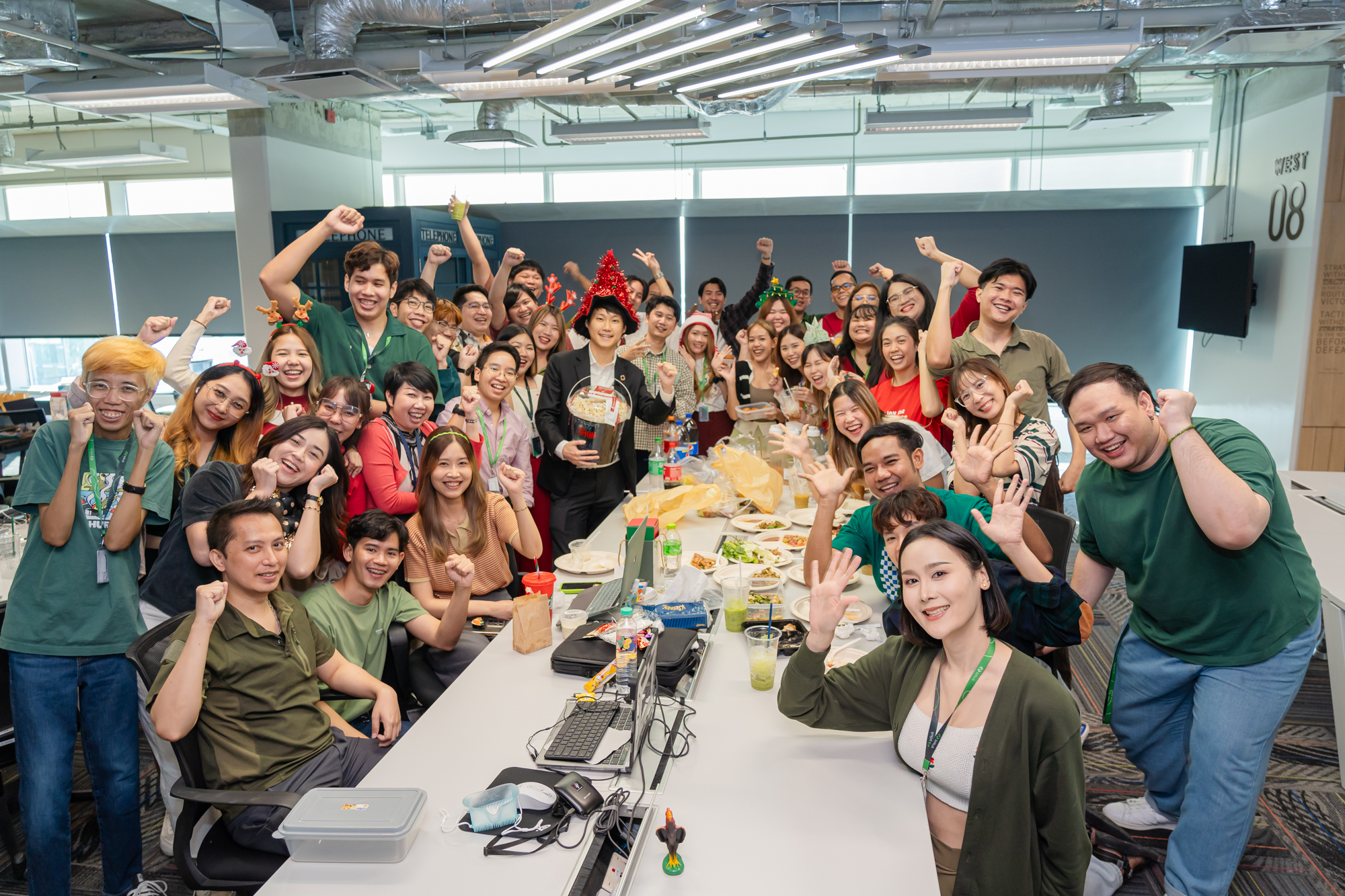 🎄บรรยากาศกิจกรรมจับของขวัญประจำปีของทีม QA ที่ผ่านมาครับ กิจกรรมนี้ถือเป็นอีกกิจกรรมที่สร้างความเป็น 'Team Building' ที่จะจัดขึ้นในช่วงเดือน…