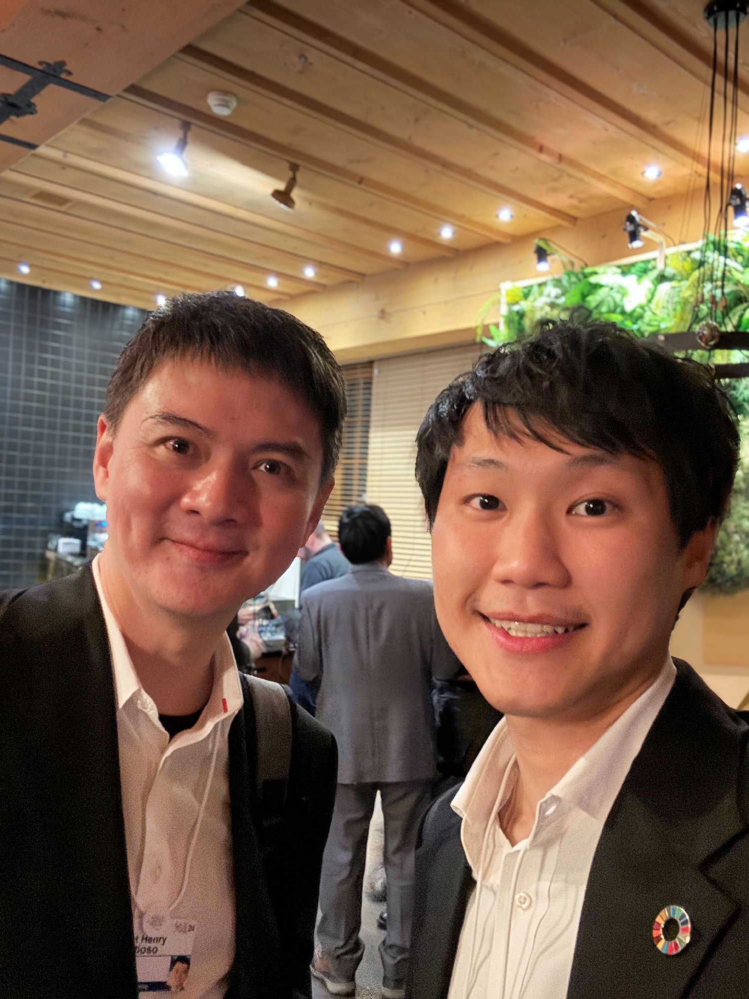 ผมรู้สึกดีใจเป็นอย่างยิ่งที่ได้พบกับคุณ Vincent Iswara ผู้ร่วมก่อตั้งและประธานเจ้าหน้าที่บริหารของ DANA บริษัทด้านเทคโนโลยี ผู้ให้บริการแพลต…