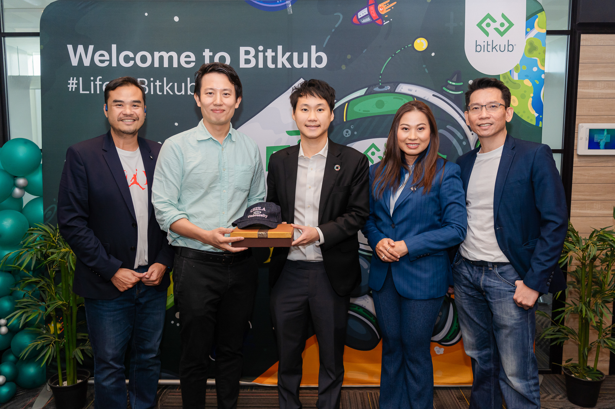ยินดีต้อนรับนิสิตปริญญาเอกหลักสูตร CUTIP รุ่นที่ 17 สู่ออฟฟิศของ Bitkub ครับ ผมรู้สึกดีใจเป็นอย่างมากที่ได้ต้อนรับ ผศ.ดร.กวิน อัศวานันท์ อาจ…
