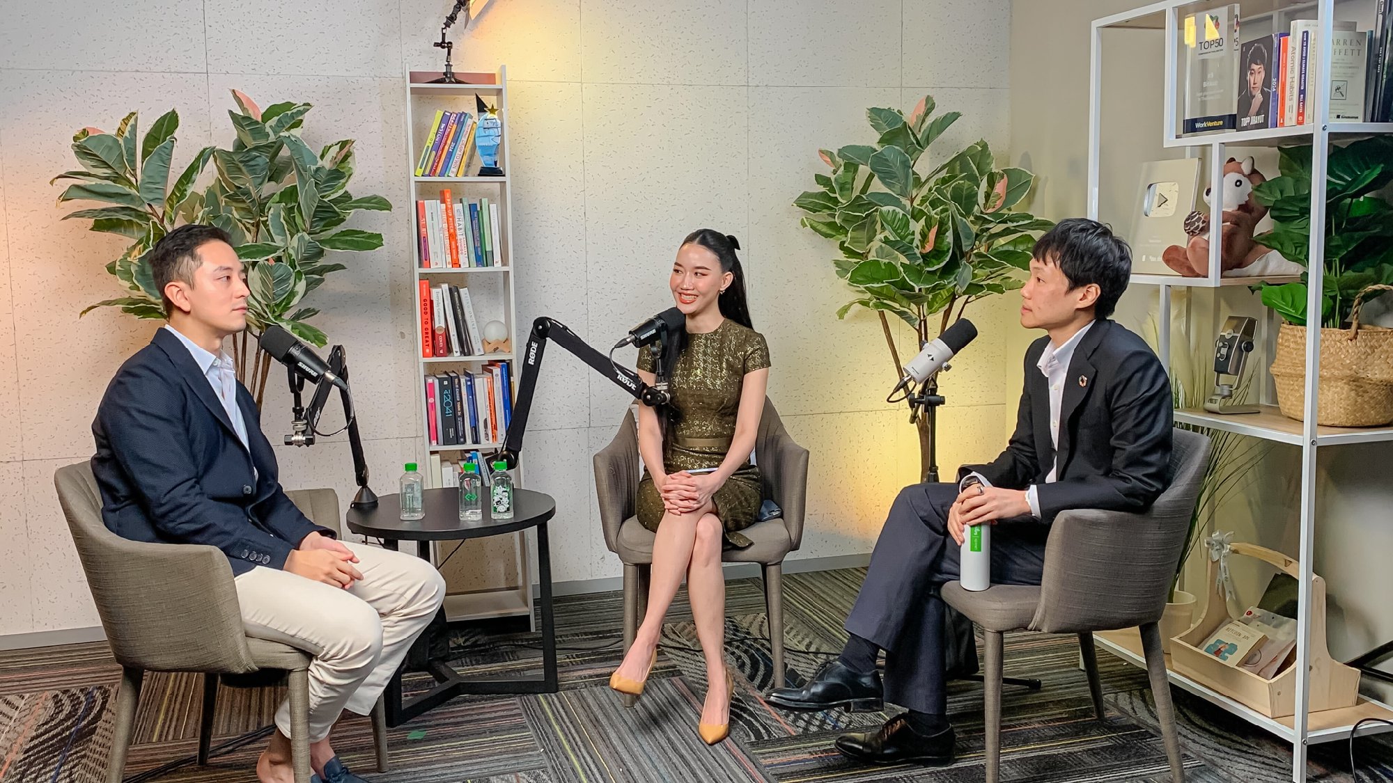 Stay tuned! เตรียมพบกับผมและแขกรับเชิญสุดพิเศษ คุณซีเค เจิง และ คุณฟ้า บุญฑิกา พร้อมเปิดตัวรายการใหม่ "Topp Jirayut Podacast" รอติดตามได้ในเ…