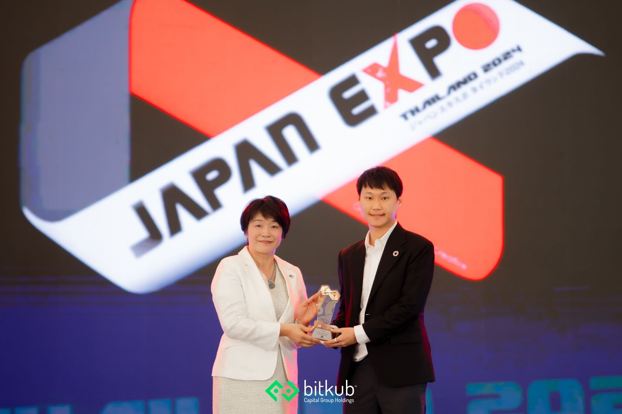 ท๊อป จิรายุส นำทีม บิทคับ รับรางวัล Japan Expo Awards สาขา Business Inspiration Awards.