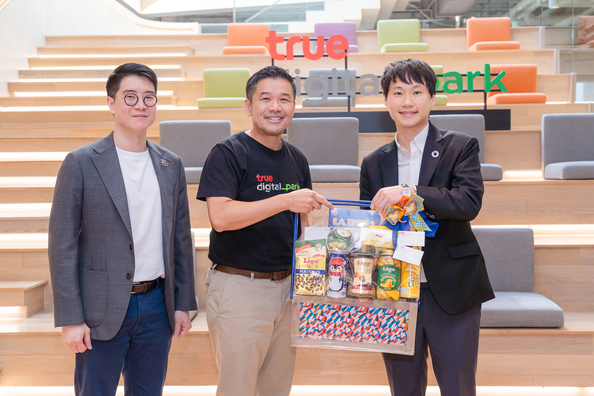 ผมได้มีโอกาสเข้าไปเยี่ยมพี่ ๆ ทาง True Digital Park เพื่อสวัสดีปีใหม่และขอบคุณที่สนับสนุนพวกเรามาโดยตลอดครับ