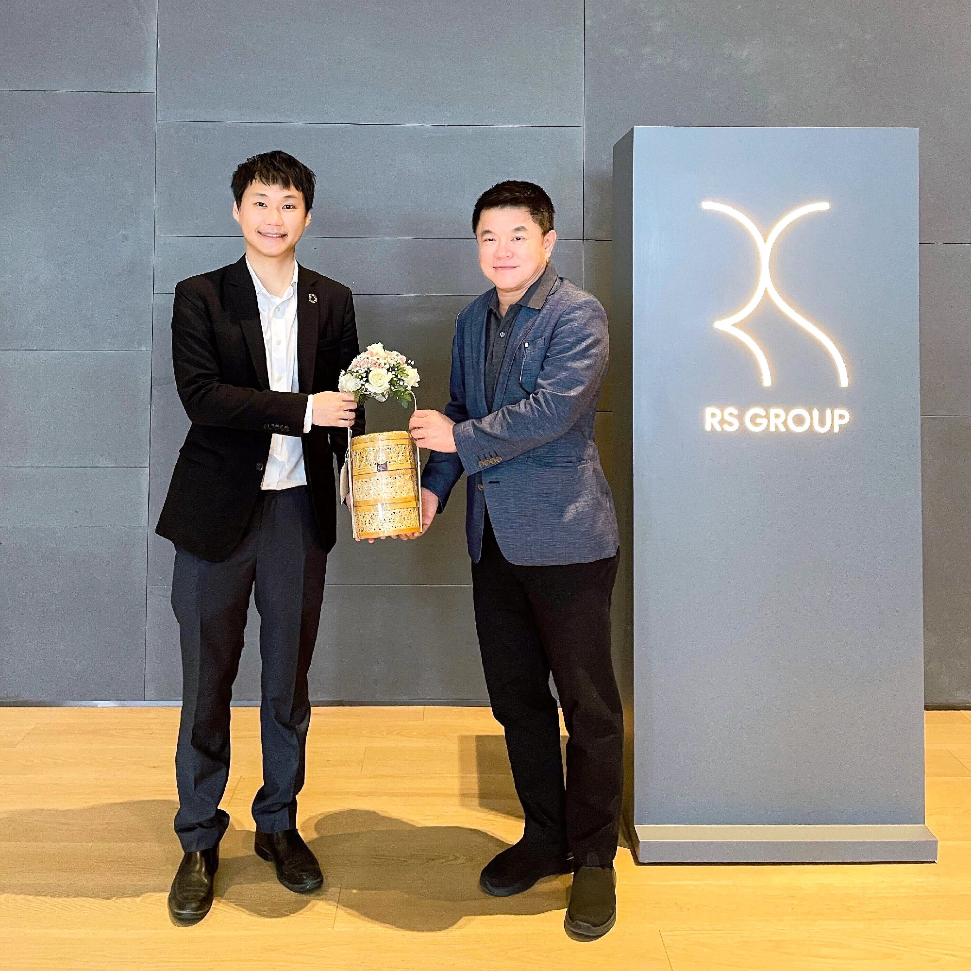 ผมรู้สึกยินดี และเป็นเกียรติอย่างยิ่งครับ ที่ได้มีโอกาสพบปะและพูดคุย รวมถึงได้รับคำแนะนำดีๆ จาก เฮียฮ้อ คุณสุรชัย เชษฐโชติศักดิ์ พร้อมมอบกระ…