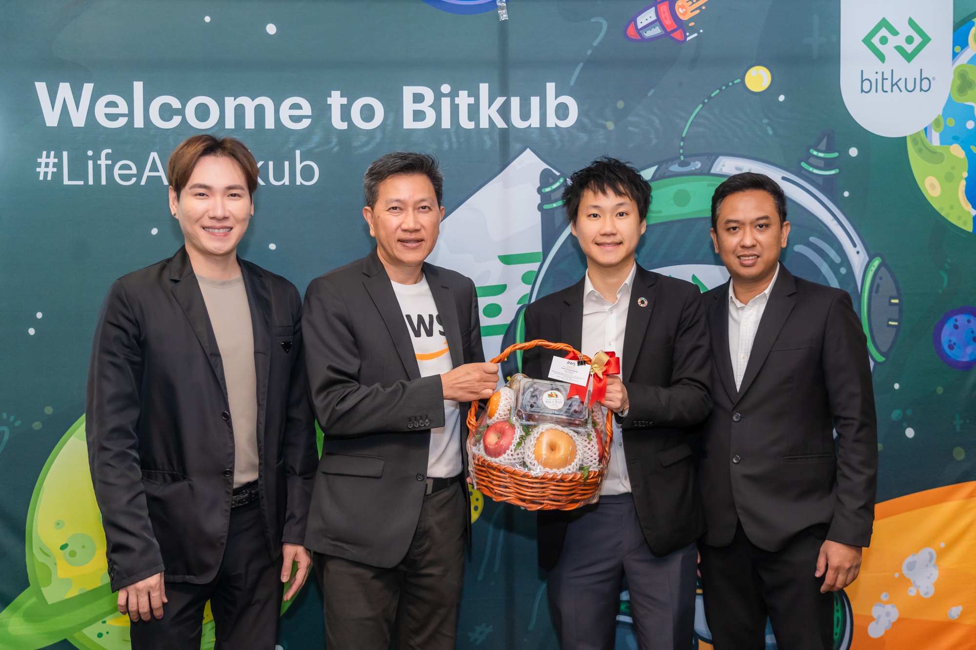 ผมขอขอบคุณ คุณวัตสัน ถิรภัทรพงศ์ Country Manager แห่ง Amazon Web Services ที่ให้เกียรติมาเยี่ยมเยือนและมอบกระเช้าอวยพรเนื่องในโอกาสวันปีใหม่…