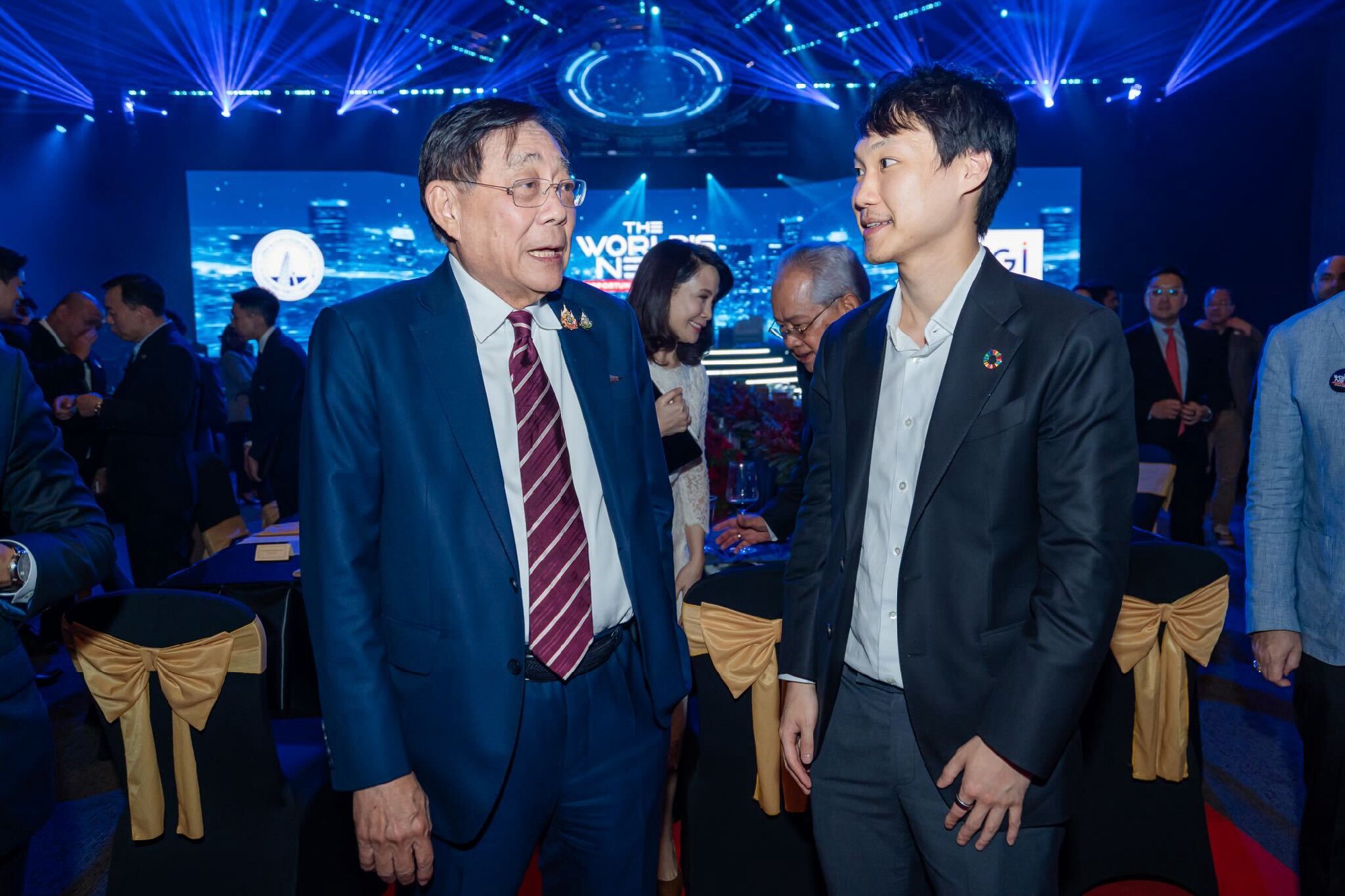 เป็นเกียรติของผมอย่างยิ่งที่ได้มีโอกาสพบเจอและพูดคุยกับคุณพิชัย ชุณหวชิร รองนายกรัฐมนตรีและรัฐมนตรีว่าการกระทรวงการคลัง ที่งานกาลาดินเนอร์ "…