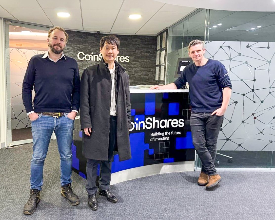 ผมได้มีโอกาสไปเยี่ยมชมออฟฟิศ CoinShares International Limited บริษัทที่ให้บริการการลงทุนในตลาดสกุลเงินดิจิทัล โดยได้รับการต้อนรับจากคุณ Jean…