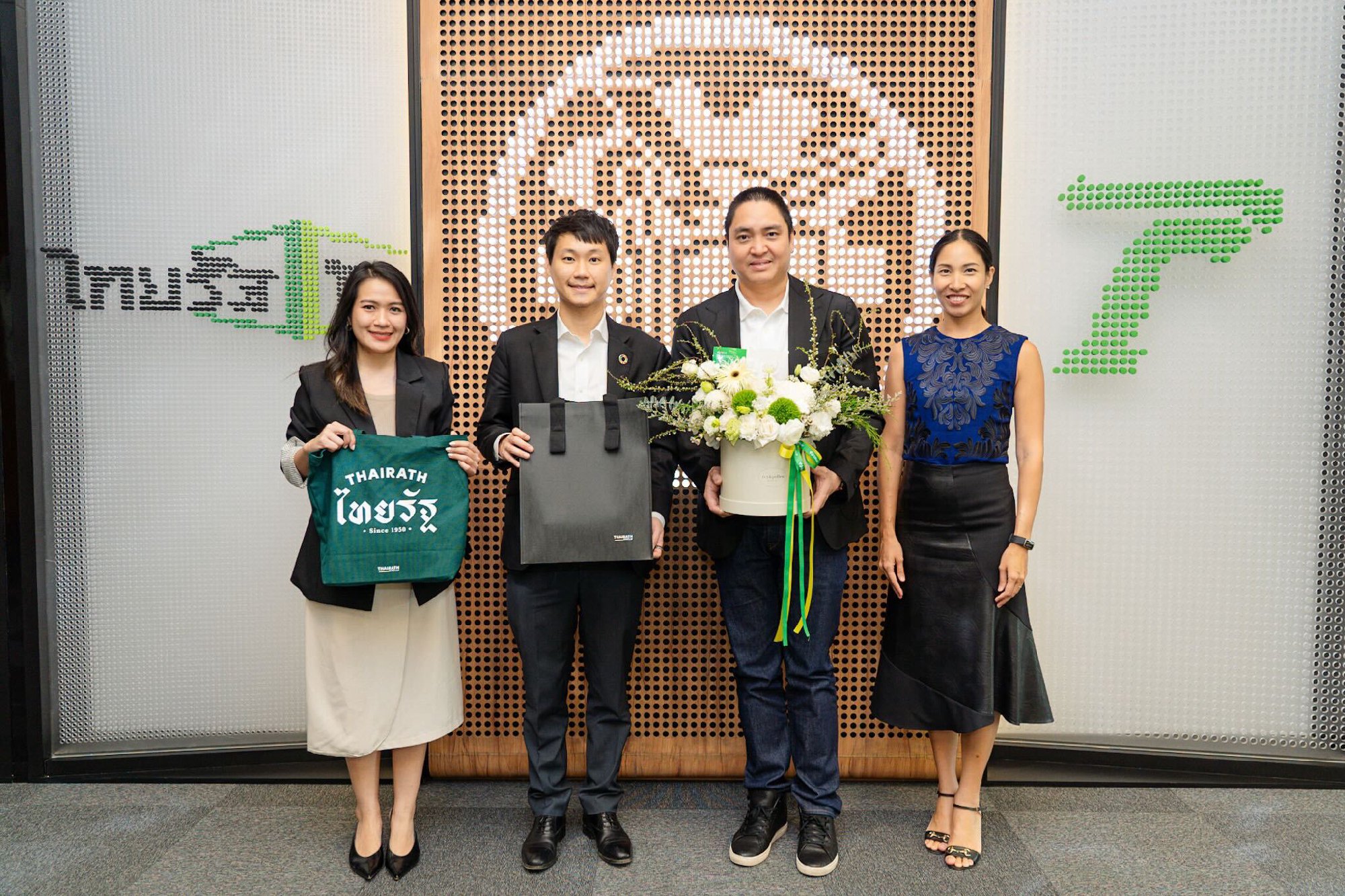 ผมได้มีโอกาสเข้าพบและสวัสดีปีใหม่ คุณวัชร วัชรพล ประธานเจ้าหน้าที่บริหาร ไทยรัฐทีวี และไทยรัฐออนไลน์ พร้อมด้วยคุณจิตสุภา วัชรพล ประธานเจ้าหน…