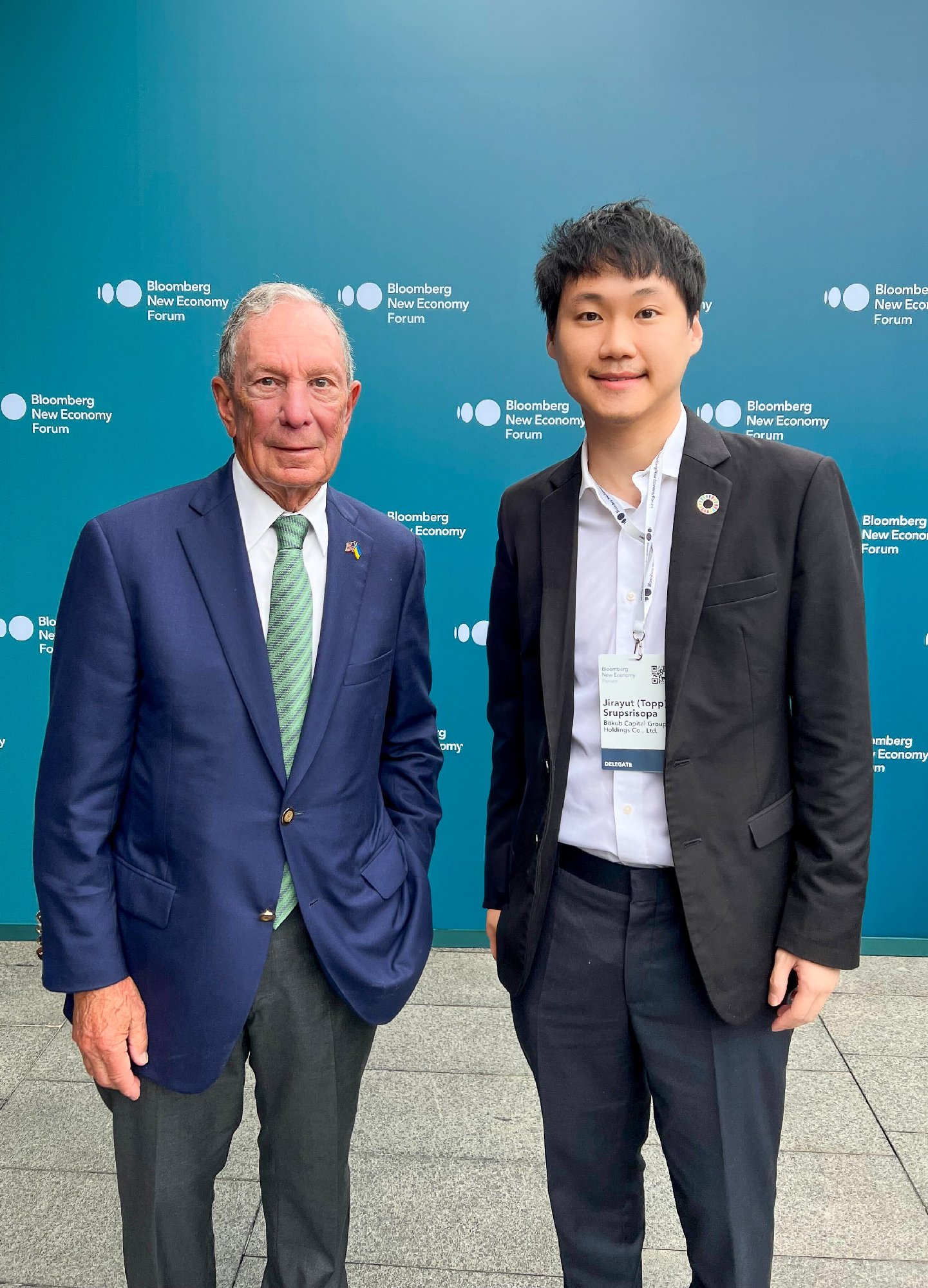 ผมรู้สึกเป็นเกียรติอย่างมากครับที่ได้พบกับคุณไมเคิล บลูมเบิร์ก (Michael Bloomberg) ประธานบริหารของบริษัทบลูมเบิร์ก ผู้ให้บริการข่าวและซอฟต์แ…
