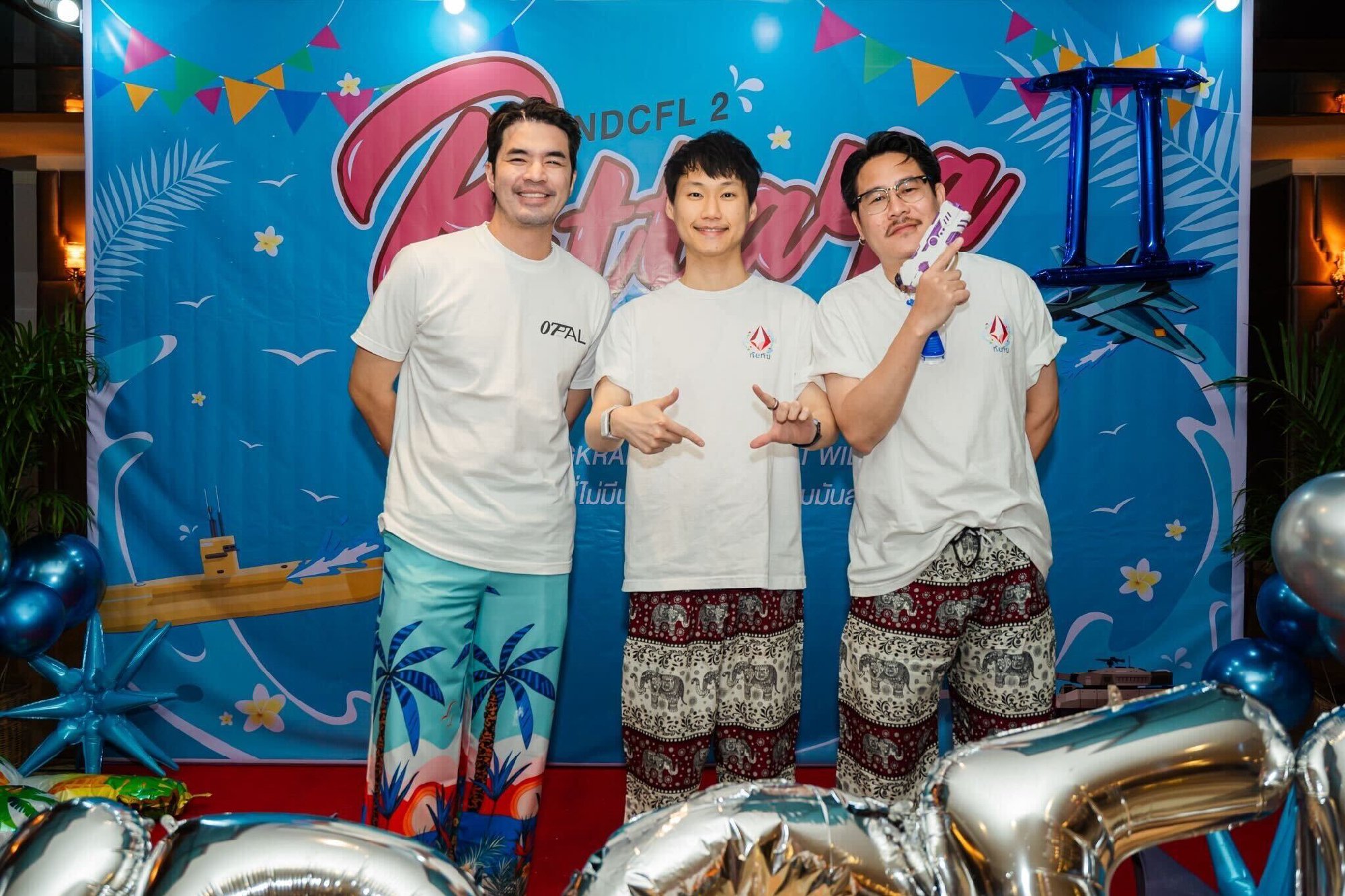ผมนำภาพบรรยากาศที่เต็มไปด้วยรอยยิ้ม มิตรภาพ และความสนุกสนาน จากงานเลี้ยงต้อนรับเทศกาลสงกรานต์กับเพื่อนร่วมรุ่น อาทิเช่น คุณว่าน ธนกฤต, คุณเท…