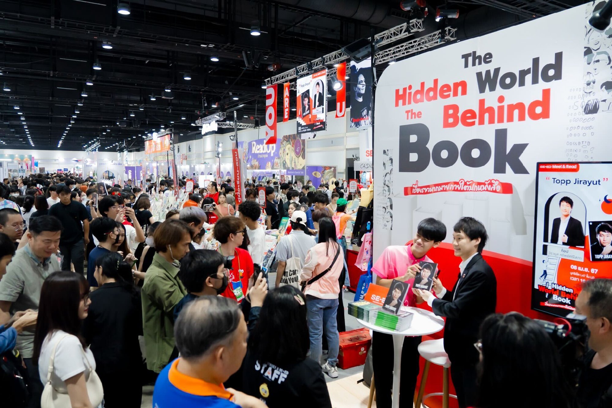 บรรยากาศงานสัปดาห์หนังสือแห่งชาติ ครั้งที่ 52 เมื่อวานนี้ครับ ผมดีใจมาก ๆ ที่ได้เจอกับทุกคนในงานนี้ ขอขอบคุณทุก ๆ คนที่มาเจอกับผมและร่วมพูดค…