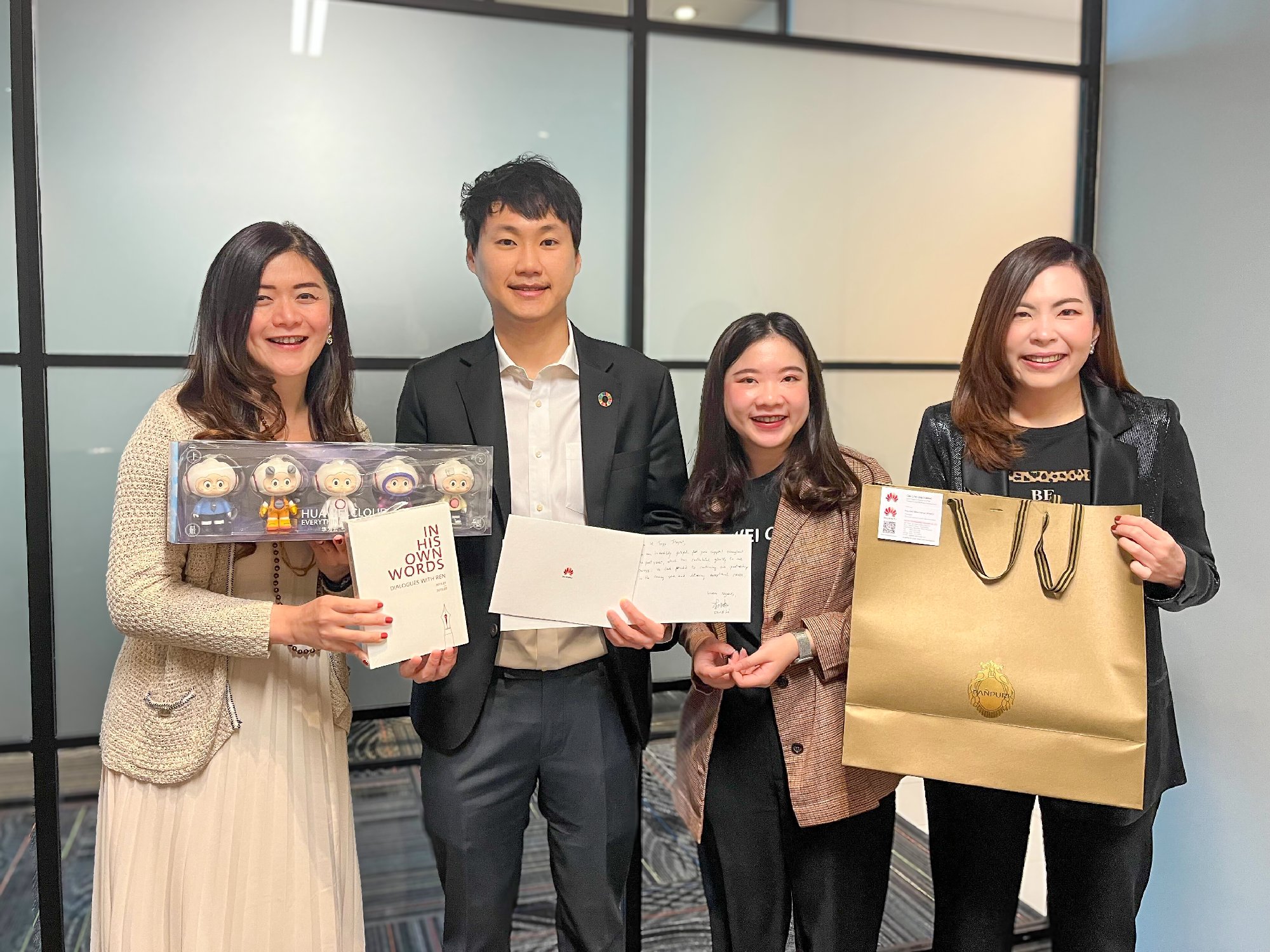 ขอขอบคุณทาง Huawei ที่มาสวัสดีปีใหม่ถึงออฟฟิศของบิทคับของเรานะครับ