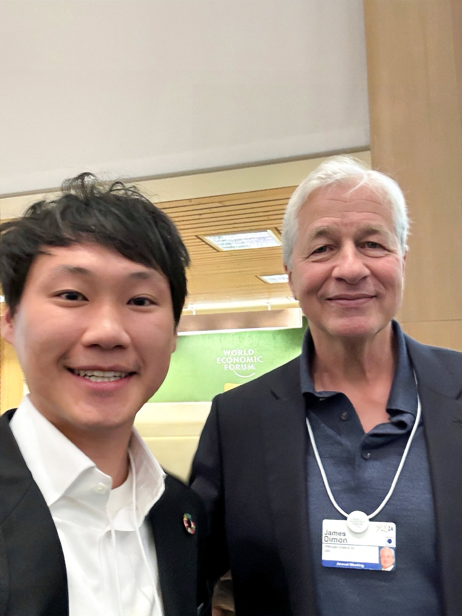 ผมได้มีโอกาสพบกับคุณ Jamie Dimon ประธานเจ้าหน้าที่บริหารของ J.P. Morgan Chase & Co ธนาคารที่ใหญ่ที่สุดในโลกครับ