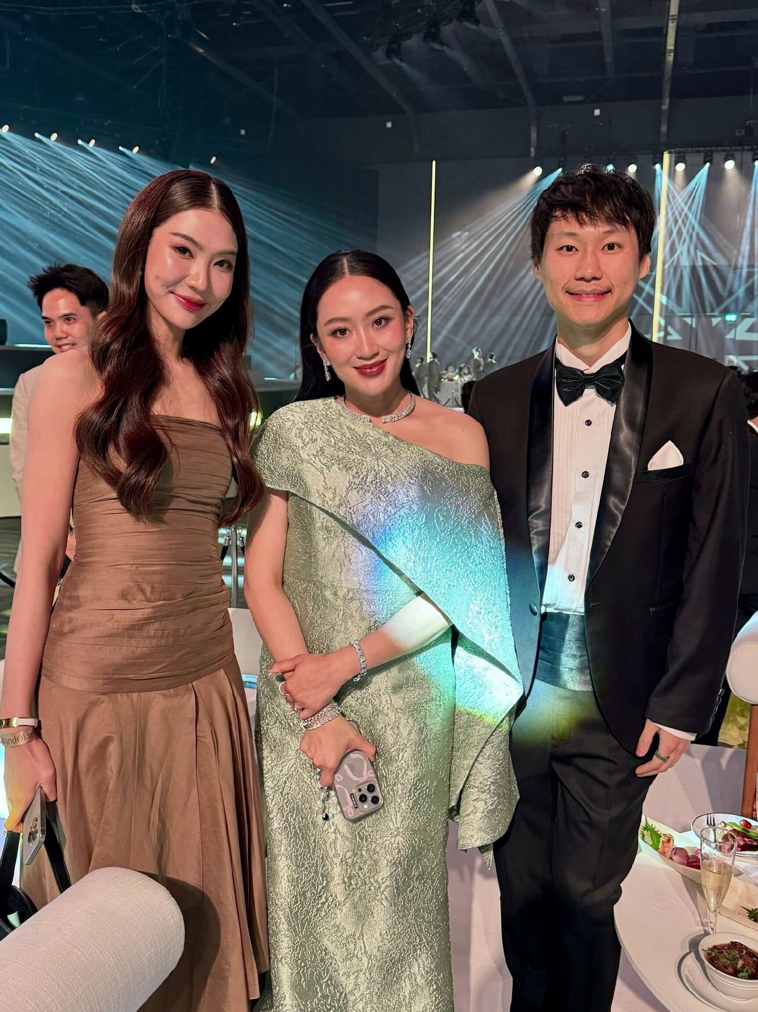 คืนนี้ผมได้พบกับท่านนายกรัฐมนตรี แพทองธาร ชินวัตร ที่เดินทางมาร่วมงานแต่งงานของคุณวู้ดดี้และคุณโอ๊ต ขอแสดงความยินดีกับทั้งคู่อีกครั้งครับ