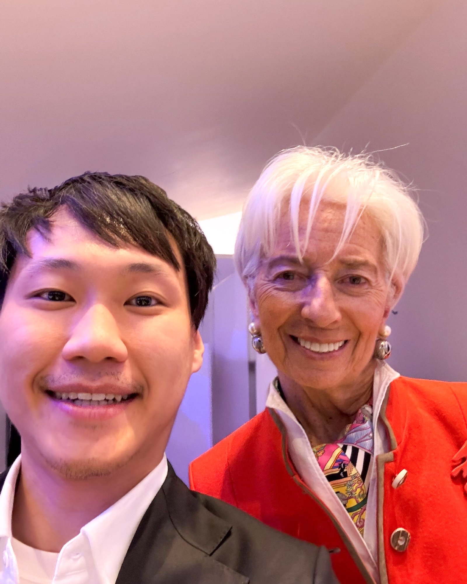 ถือว่าเป็นโอกาสที่ดีอย่างยิ่งของผมที่ได้พบกับคุณ Christine Lagarde ประธานธนาคารกลางยุโรป (European Central Bank) ครับ