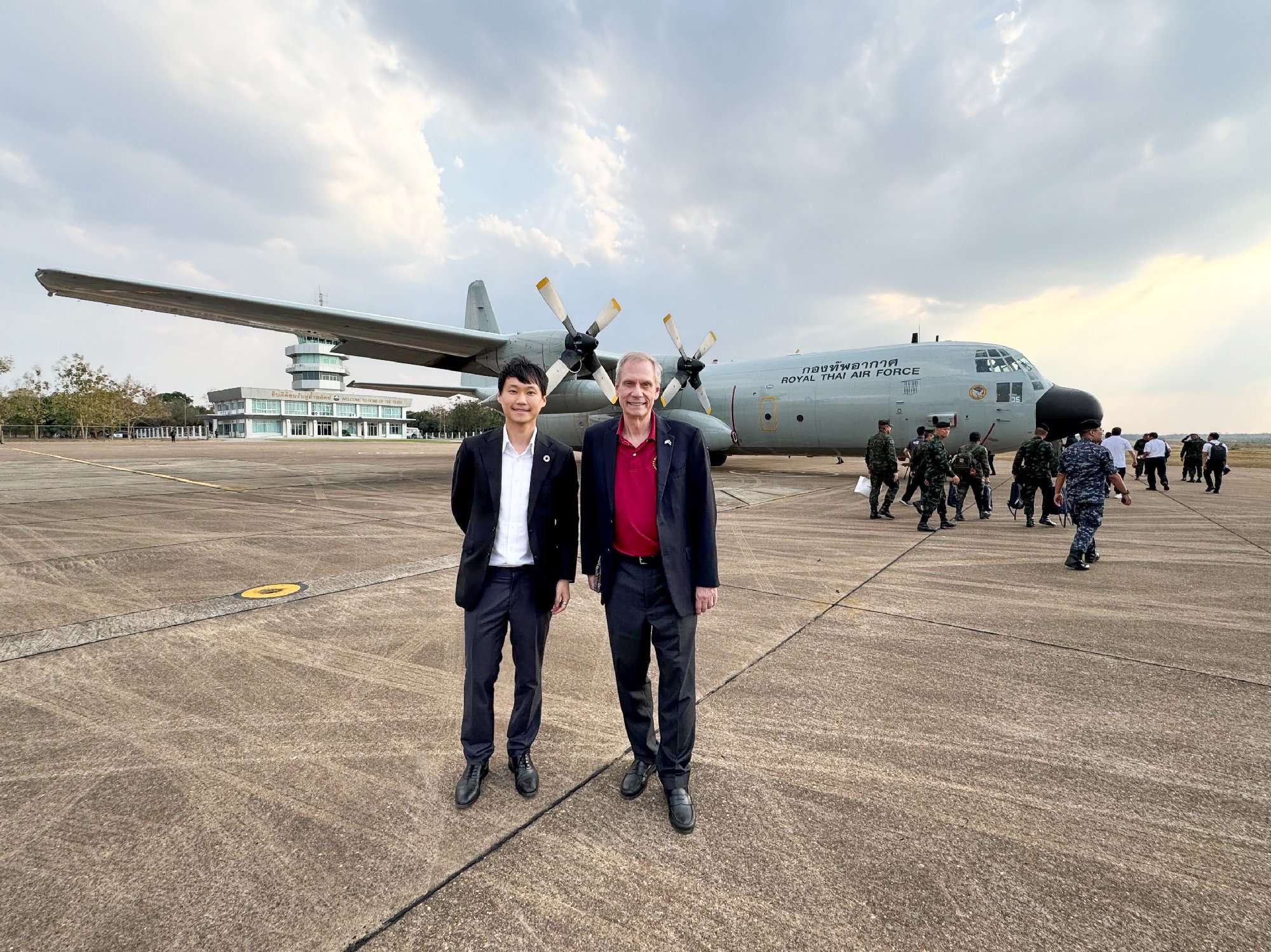ผมรู้สึกเป็นเกียรติอย่างยิ่งที่ได้พบกับคุณ โรเบิร์ต เอฟ. โกเดค เอกอัครราชทูตสหรัฐอเมริกาประจำประเทศไทย ระหว่างเยี่ยมชมการฝึกร่วม Cobra Gold…