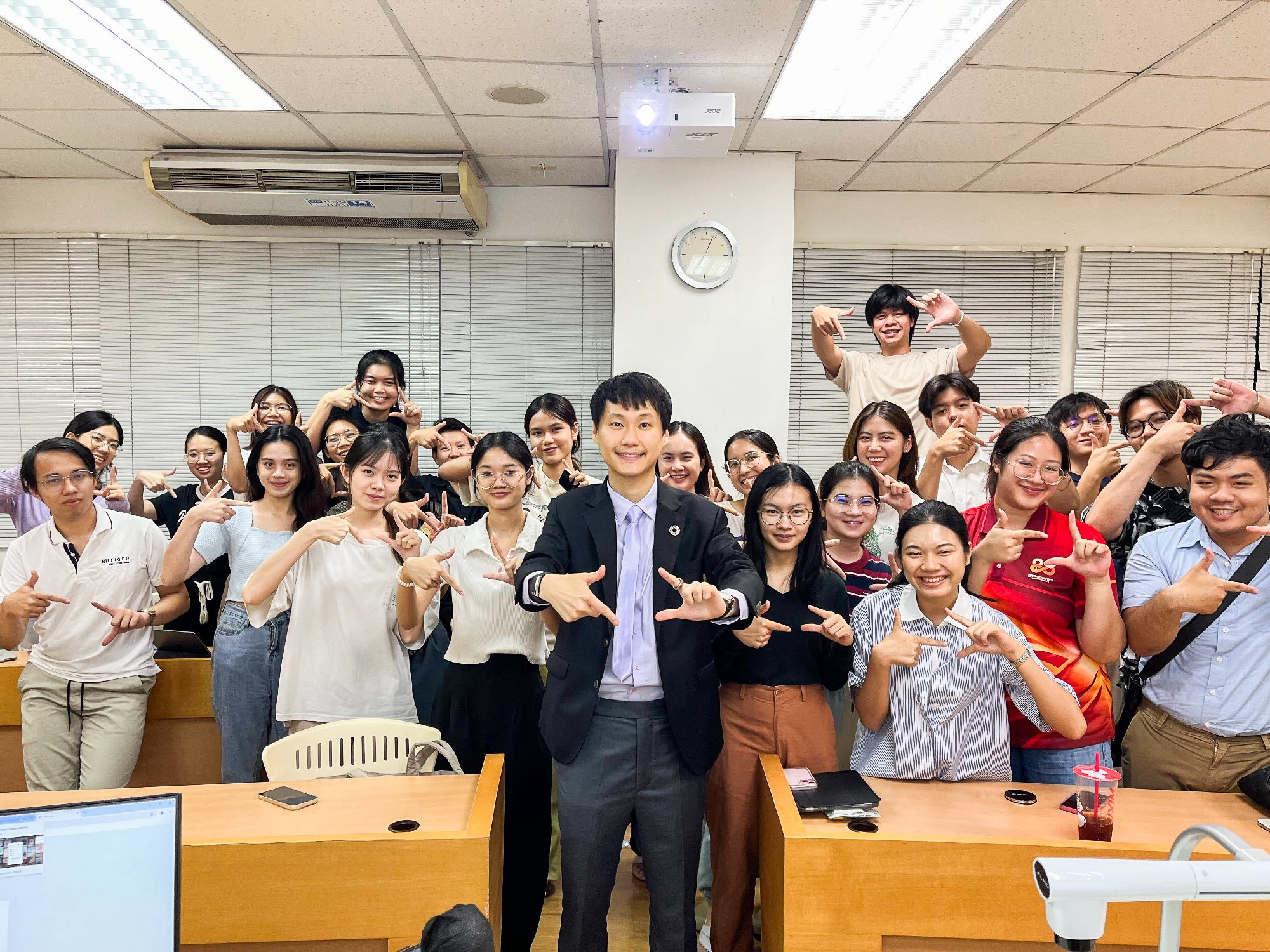 ขอขอบคุณทางคณะพาณิชยศาสตร์และการบัญชี มหาวิทยาลัยธรรมศาสตร์ ที่เชิญผมในฐานะผู้บรรยายเพื่อแลกเปลี่ยนความรู้ในหัวข้อ "เทรนด์ที่เกิดขึ้นใหม่และ…