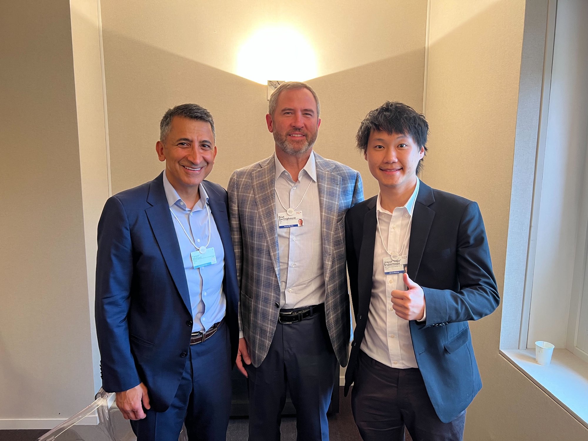 ที่งาน World Economic Forum เมื่อสัปดาห์ที่ผ่านมา ผมได้พบกับ คุณ ​​Omar Sultan Al Olama รัฐมนตรีด้านปัญญาประดิษฐ์ หรือ AI แห่งสหรัฐอาหรับเอม…