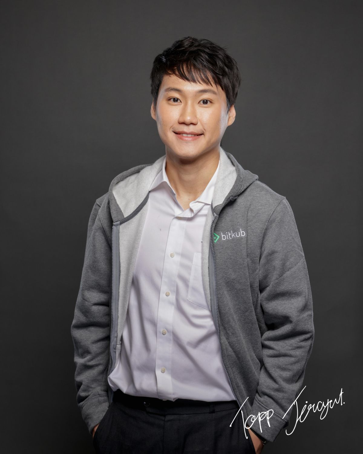 🤚ขอเสียงคนที่อยากได้เสื้อฮู้ดดี้ Bitkub หน่อยครับ Photograph by JAKAWIN PHOTOGRAPHY Make over by CHAT Cosmetics