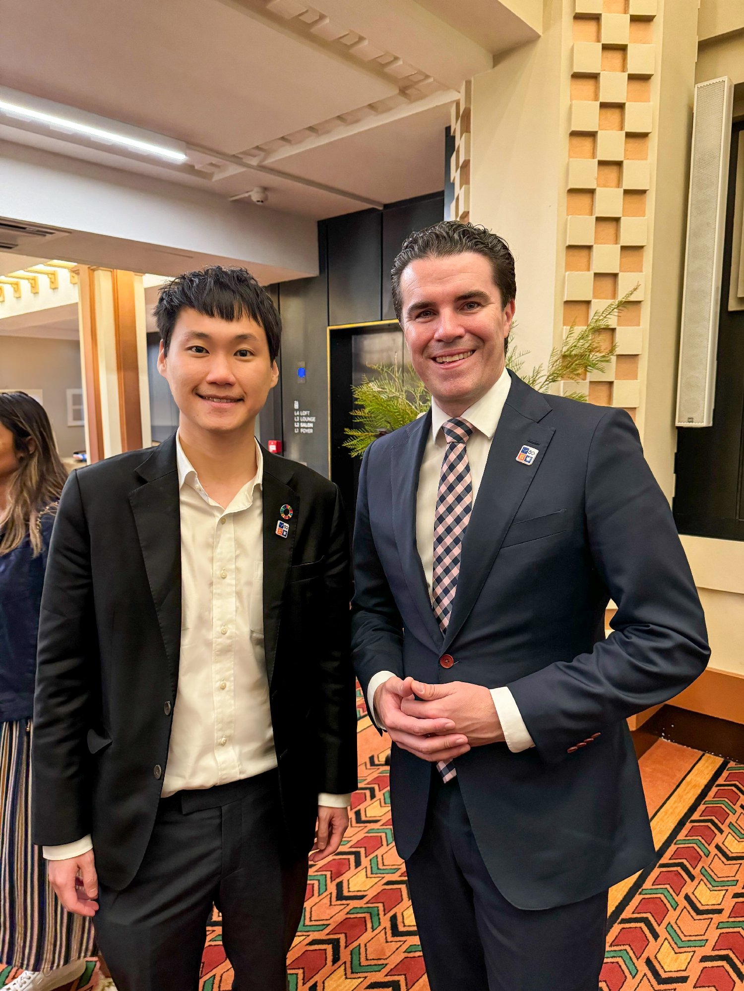 ผมรู้สึกเป็นเกียรติและดีใจเป็นอย่างยิ่งที่ได้พบกับคุณ Tim Watts ผู้ช่วยรัฐมนตรีกระทรวงการต่างประเทศออสเตรเลีย (Assistant Minister for Foreig…