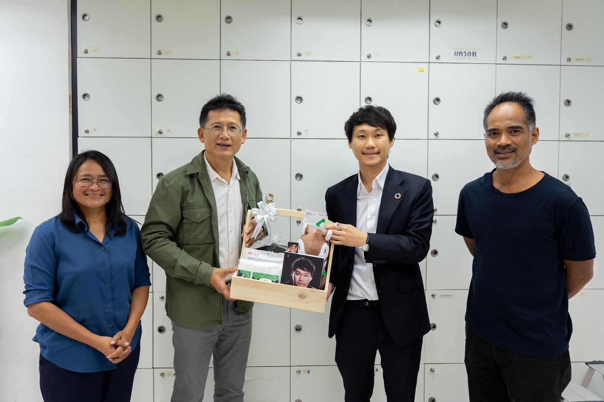 ผม และทีมงานได้มีโอกาสเข้าพบคุณกิตติ สิงหาปัดพร้อมทีมข่าว 3 มิติ เพื่อร่วมแสดงความยินดีในโอกาสครบรอบ 16 ปีรายการข่าว 3 มิติ เมื่อวันที่ 8 สิ…