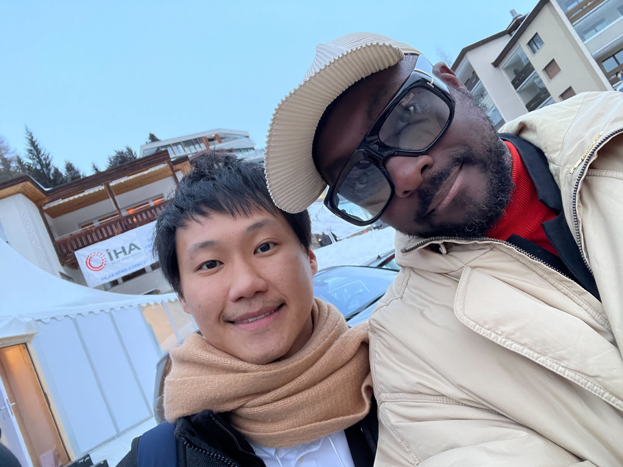 คาดไม่ถึงเลยครับว่าจะได้พบคุณ will.i.am นักรองชื่อดังจากวง Black Eyed Peas ที่ World Economic Forum ปีนี้!