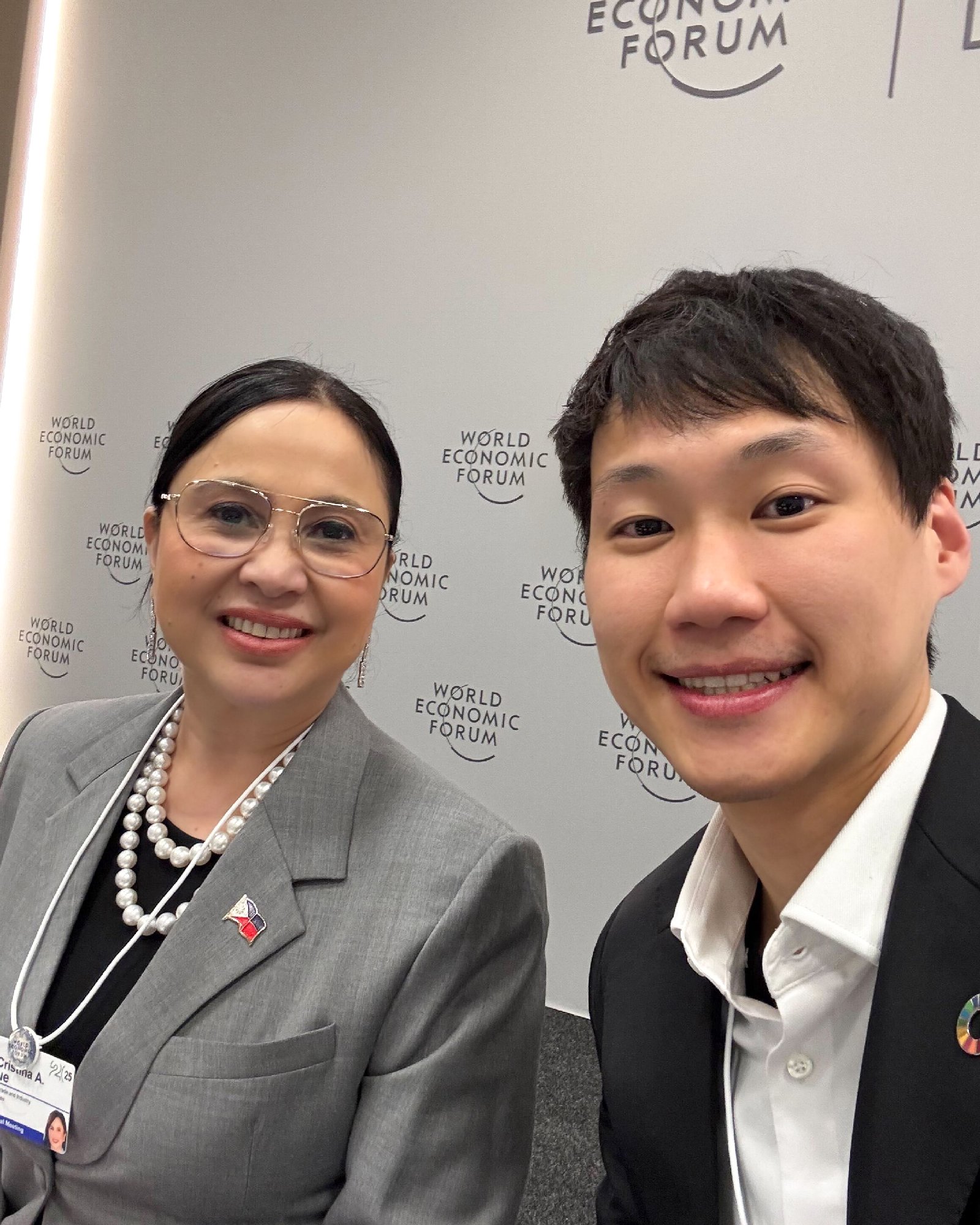 ผมรู้สึกเป็นเกียรติอย่างยิ่งที่ได้พบท่าน Maria Cristina Aldeguer-Roque รัฐมนตรีว่าการกระทรวงการค้าและอุตสาหกรรม ซึ่งควบตำแหน่งเลขาธิการของปร…