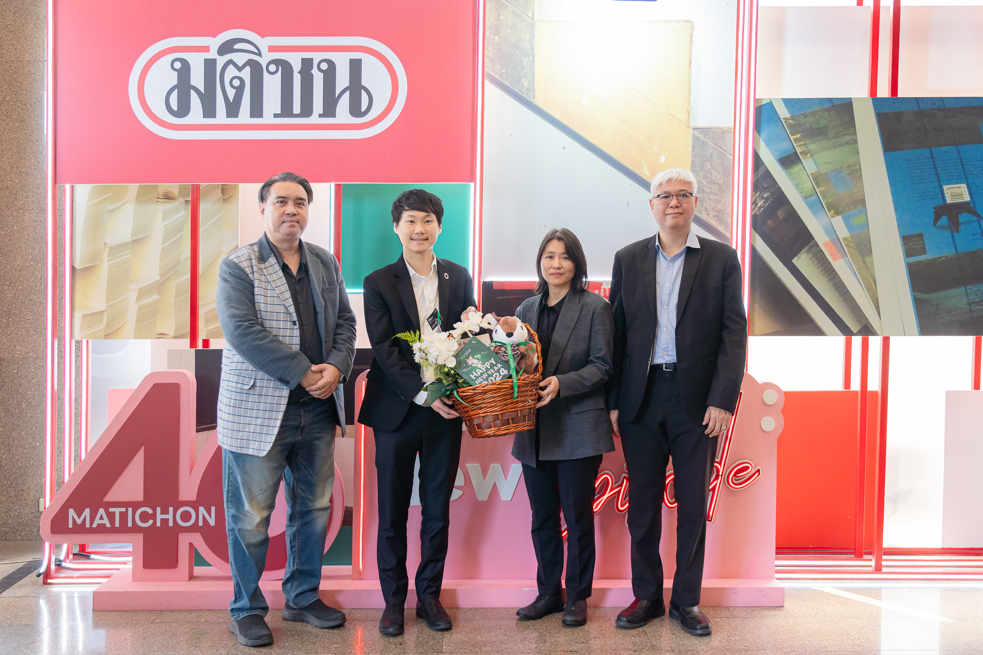 ในวาระวันขึ้นปีใหม่ที่ใกล้จะมาถึง ผมได้มีโอกาสเข้าไปพบกับพี่ ๆ ทีมบรรณาธิการของมติชนและประชาชาติธุรกิจ เพื่อสวัสดีปีใหม่และขอบคุณที่สนับสนุน…