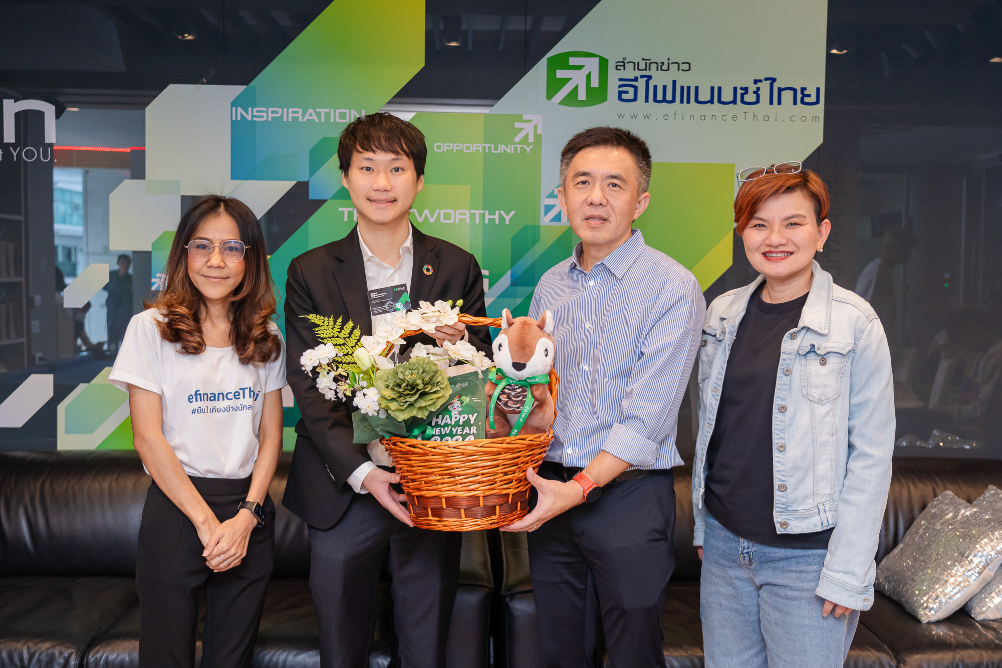 ผมได้มีโอกาสเข้าไปเยี่ยมพี่ ๆ ทีมบรรณาธิการของ efinanceThai เพื่อขอบคุณสำหรับการสนับพวกเรามาโดยตลอดและสวัสดีปีใหม่ 2567 ครับ