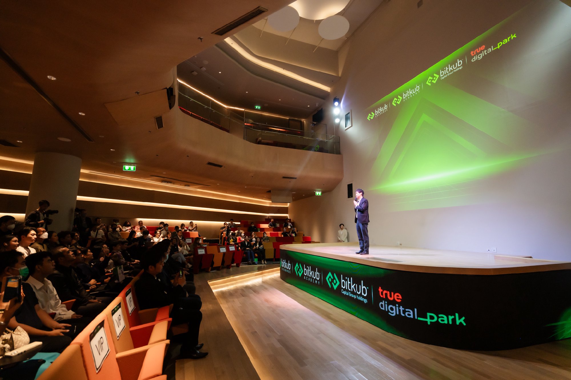 บรรยากาศงาน Digital Economy & Trends 2024 เมื่อวันที่ 26 ธันวาคมที่ผ่านมาครับ งานนี้เป็นงานเสวนาแลกเปลี่ยนความคิดที่จะมาเปิดประสบการณ์และควา…