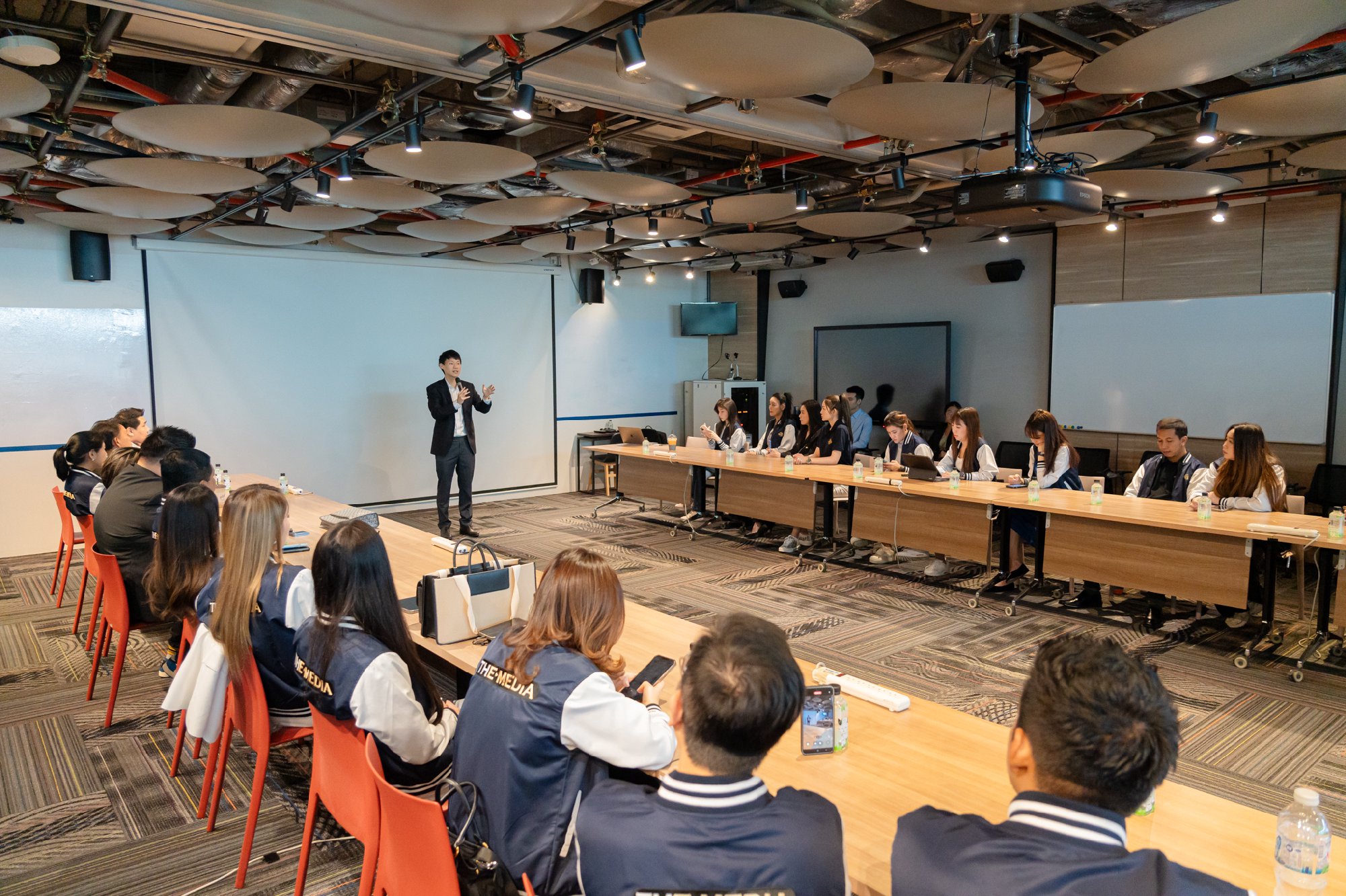 ขอต้อนรับคณะผู้เข้าอบรมจากหลักสูตร The Media (New Era) รุ่นที่ 5 หลักสูตรพัฒนาศักยภาพการใช้สื่อ สําหรับผู้บริหารระดับสูง เพื่อความสําเร็จของ…