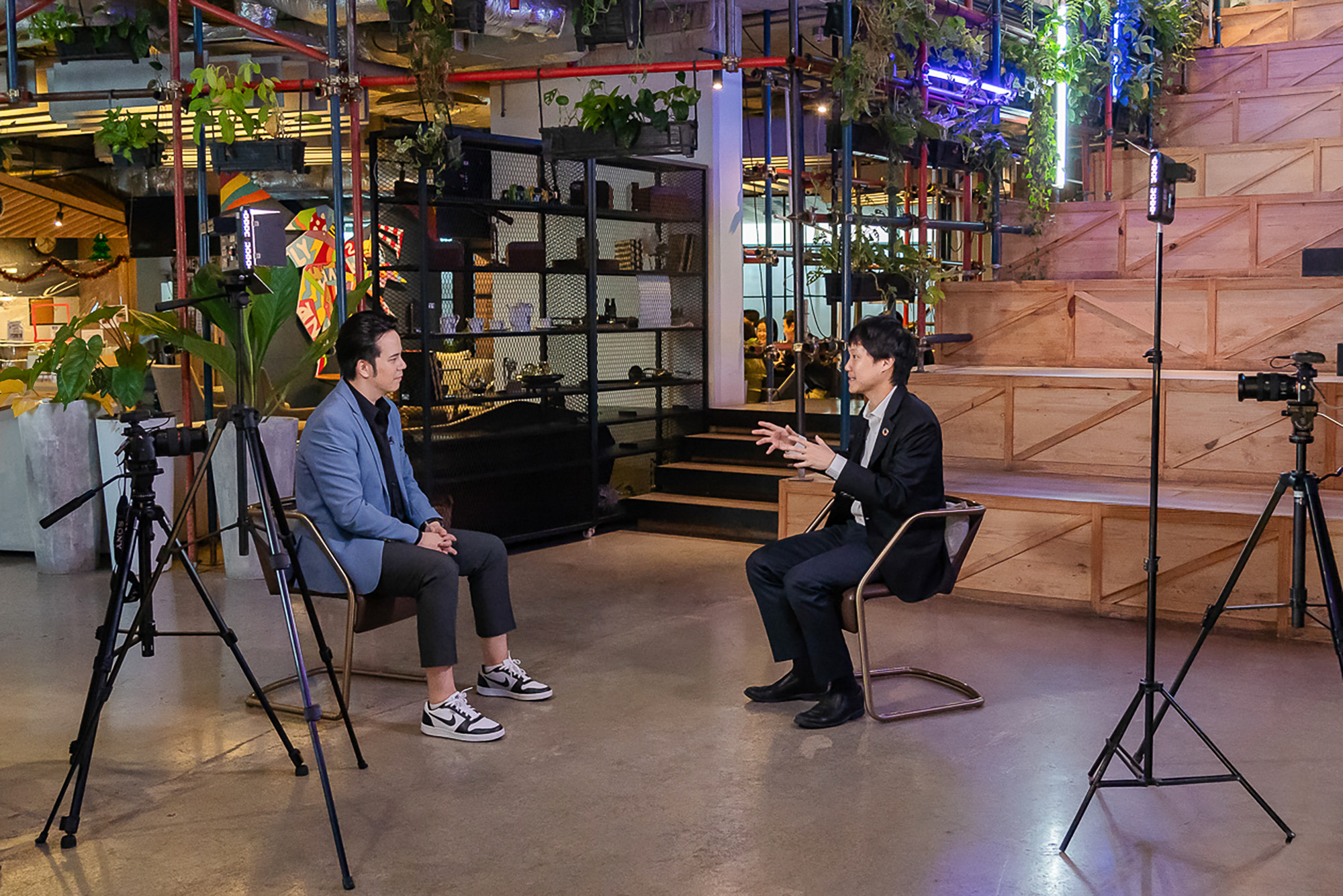 ผมรู้สึกยินดีมากๆ ครับ ที่ได้มีโอกาสต้อนรับและร่วมให้สัมภาษณ์กับทางฐานเศรษฐกิจ ฝากทุกคนติดตามได้ในเร็วๆ นี้ด้วยนะครับ