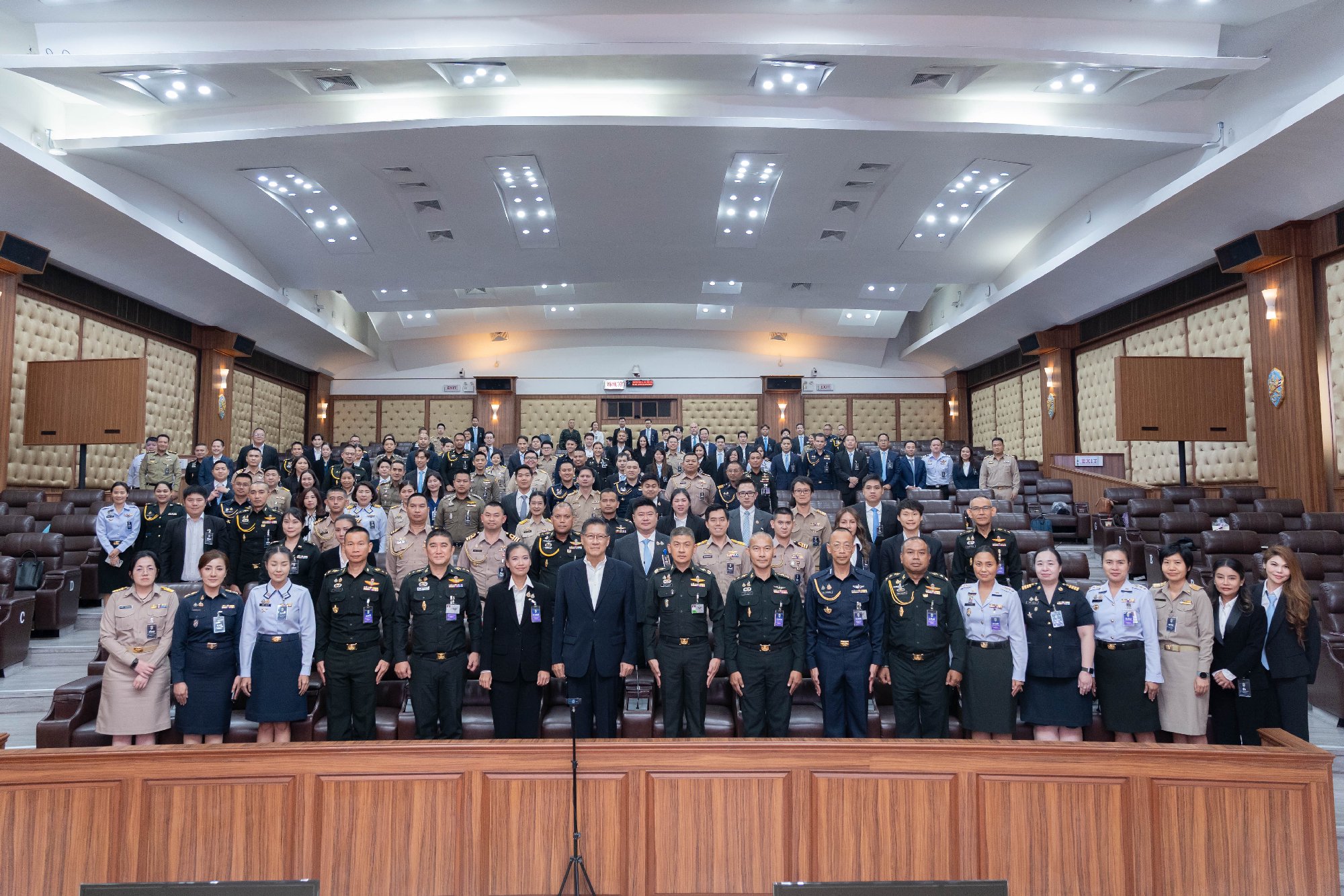 บรรยากาศในชั้นเรียนหลักสูตรการป้องกันราชอาณาจักร (วปอ.) โดยผมได้ร่วมรับฟังการบรรยายพิเศษ ซึ่งนำโดยคุณสุภลักษณ์ กาญจนขุนดี ที่ปรึกษาประจำคณะก…