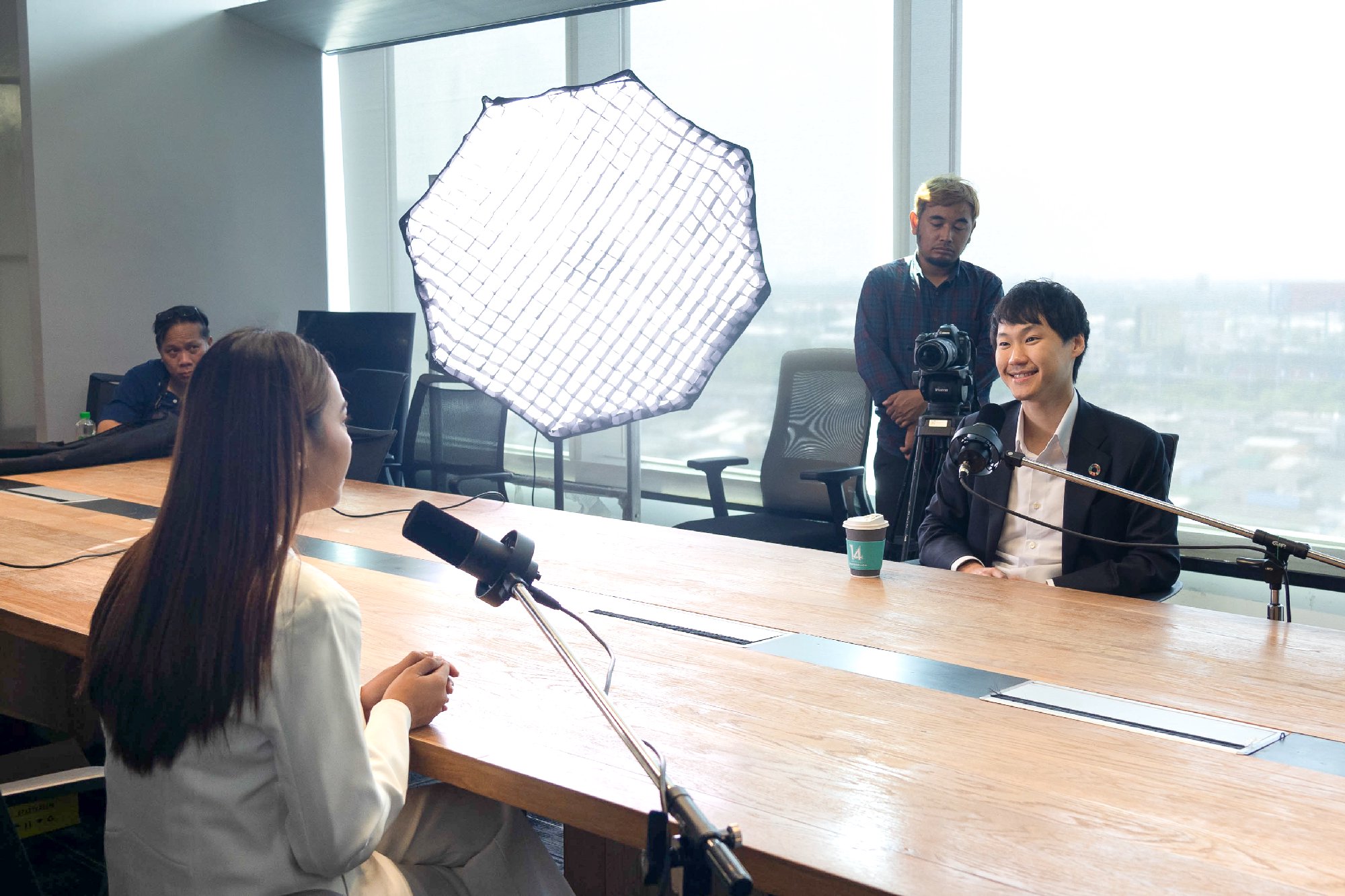 เบื้องหลังการสัมภาษณ์ในรายการ C Level ซึ่งจะออกอากาศทาง YouTube ของช่อง INN NEWS ฝากทุกคนรอติดตามกันด้วยนะครับ ในคลิปนี้ผมได้ให้สัมภาษณ์เกี่…