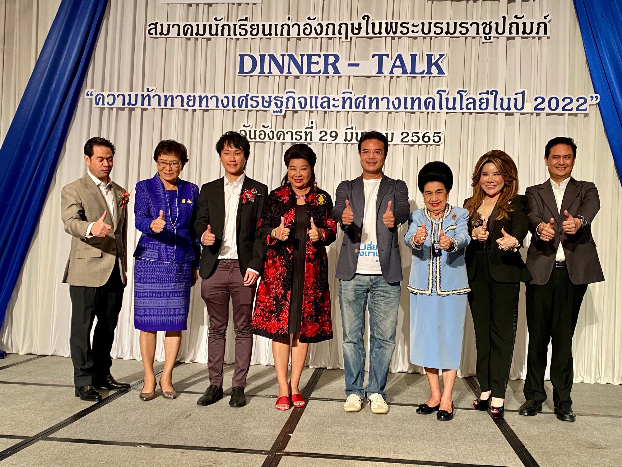 เจอคนเดียวว่ายากแล้ว เจอพร้อมกัน 2 คนคือเหตุการณ์ประวัติศาสตร์ครับ ผมดีใจที่ได้เจอ "Andy Cole" จากแมนเชสเตอร์ ยูไนเต็ด และ "Phil Babb" จากลิ…