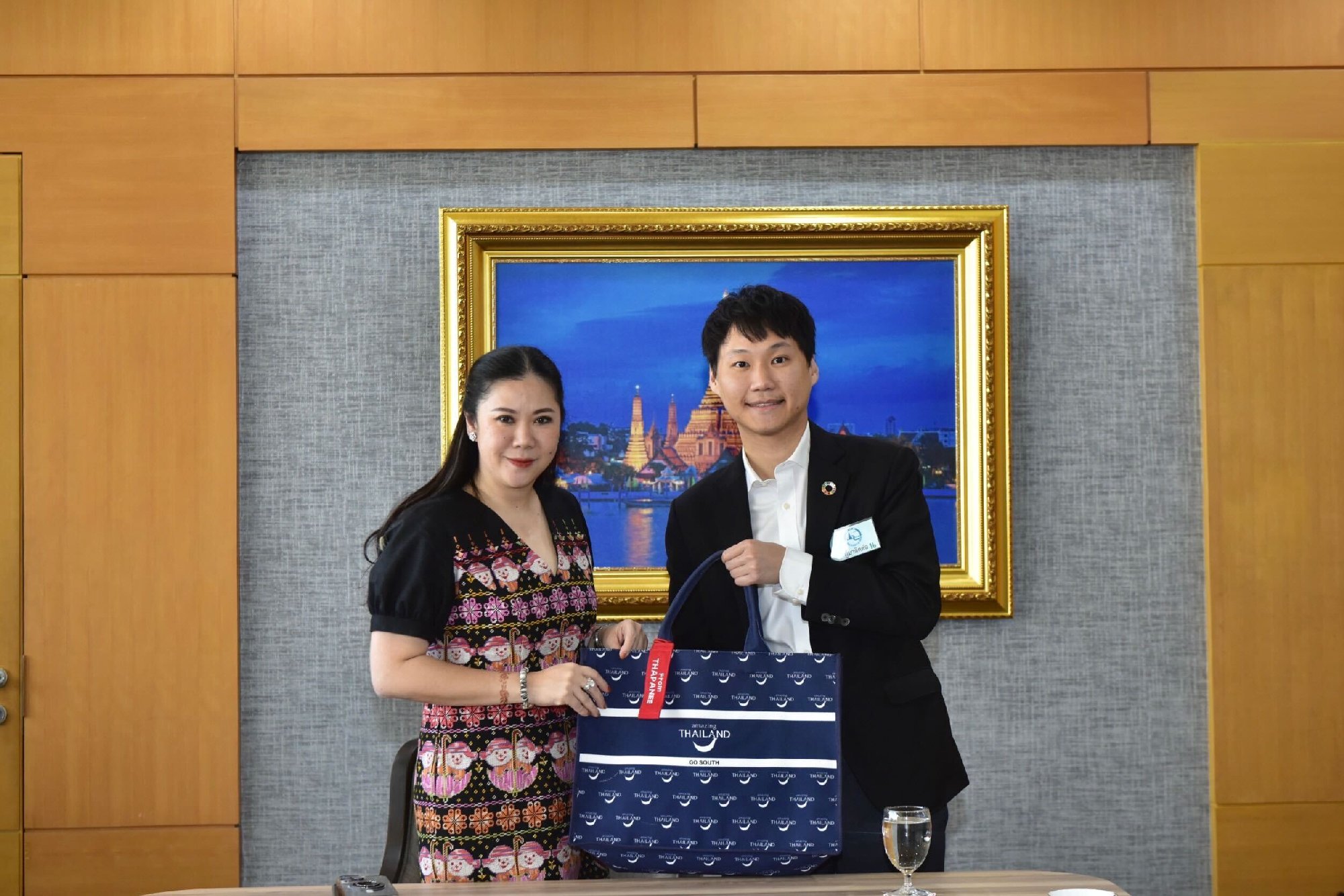 เนื่องในวาระวันขึ้นปีใหม่ ผมได้มีโอกาสเข้าไปเยี่ยมคารวะ คุณฐาปนีย์ เกียรติไพบูลย์ ผู้ว่าการการท่องเที่ยวแห่งประเทศไทย (ททท.) เพื่อสวัสดีปีให…