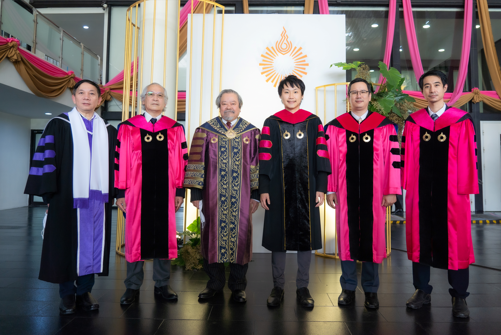 ดร.(กิตติมศักดิ์) ท๊อป จิรายุส ทรัพย์ศรีโสภา ศิลปศาสตร์ดุษฎีบัณฑิตกิตติมศักดิ์ สาขาเศรษกิจดิจิทัล มหาวิทยาลัยรังสิต 23 มกราคม 2565