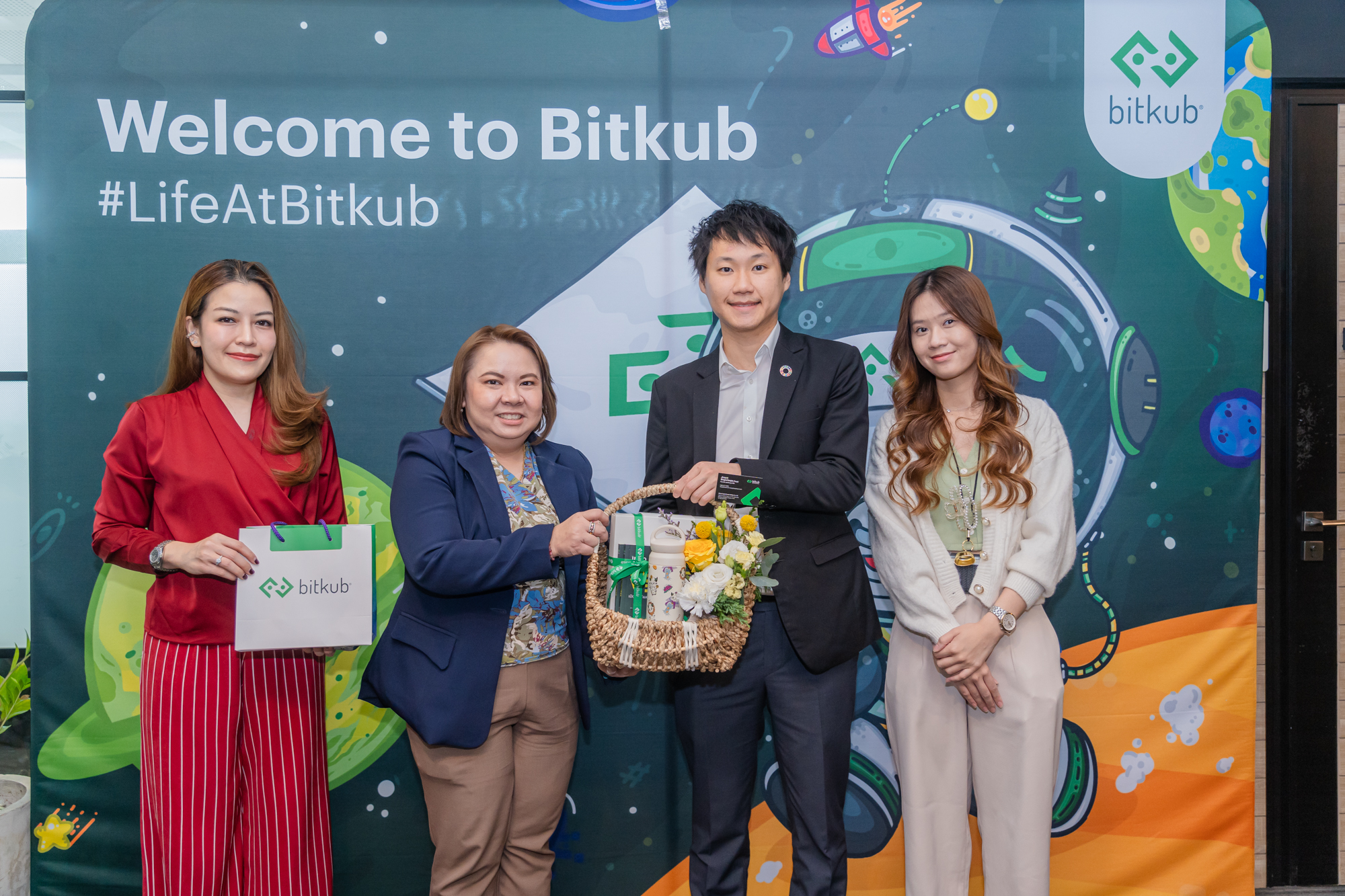 ผมขอขอบคุณ คุณวรรณสินี Assistant Vice President จากสำนักข่าว Spring News ที่เดินทางมาร่วมมอบของขวัญปีใหม่ถึงที่ออฟฟิศ Bitkub และผมขออวยพรให้…
