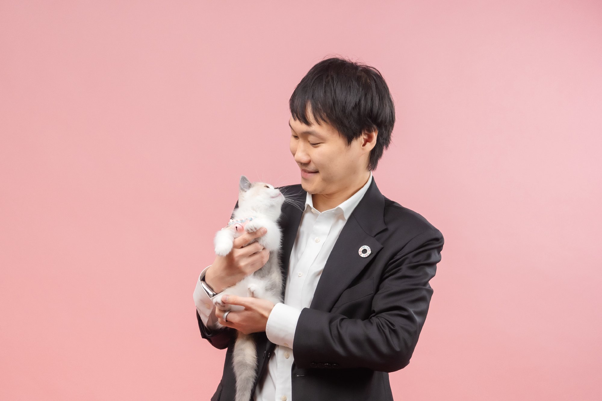 Happy National Hug Your Cat Day! I'm stopping by with Nong Doi to bring some brightness to everyone's day. For anyone who has a cat, feel fr…