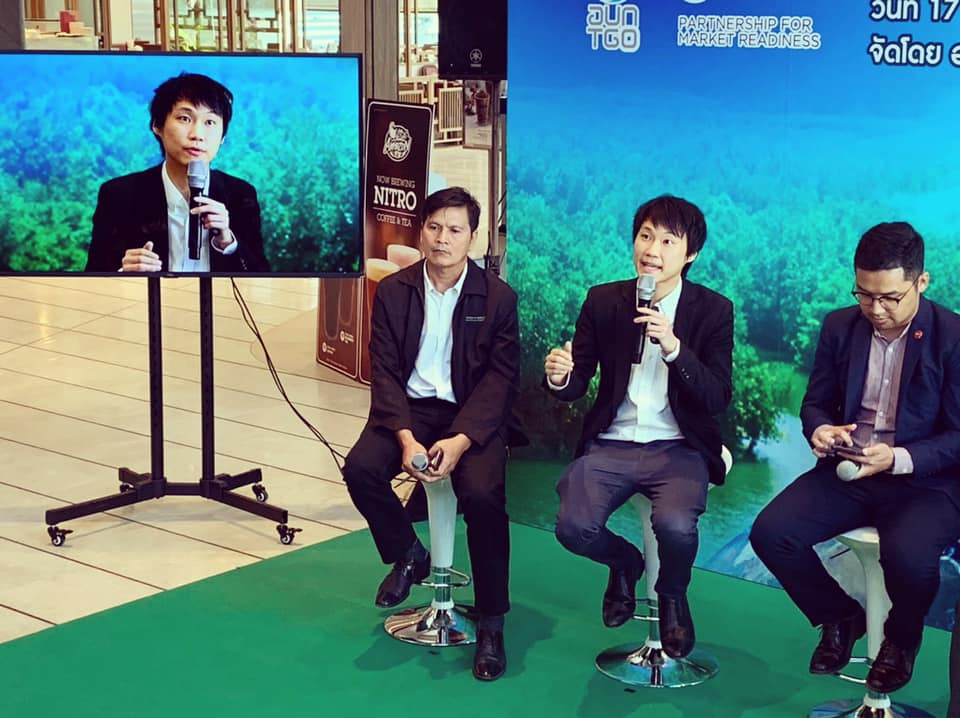 และ คุณเตช บุนนาค อดีตรัฐมนตรีว่าการกระทรวงการต่างประเทศ ครับ