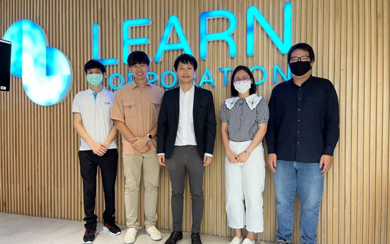 จะเป็นอย่างไร เมื่อท๊อป จิรายุส มาเจอกับนักเตะตัวท็อปของทีมชาติไทย อย่าง คุณ อดิศักดิ์ ไกรษร, ฐิติพันธ์ พ่วงจันทร์, กฤษฎา กาแมน, และ ปฐมพล เ…