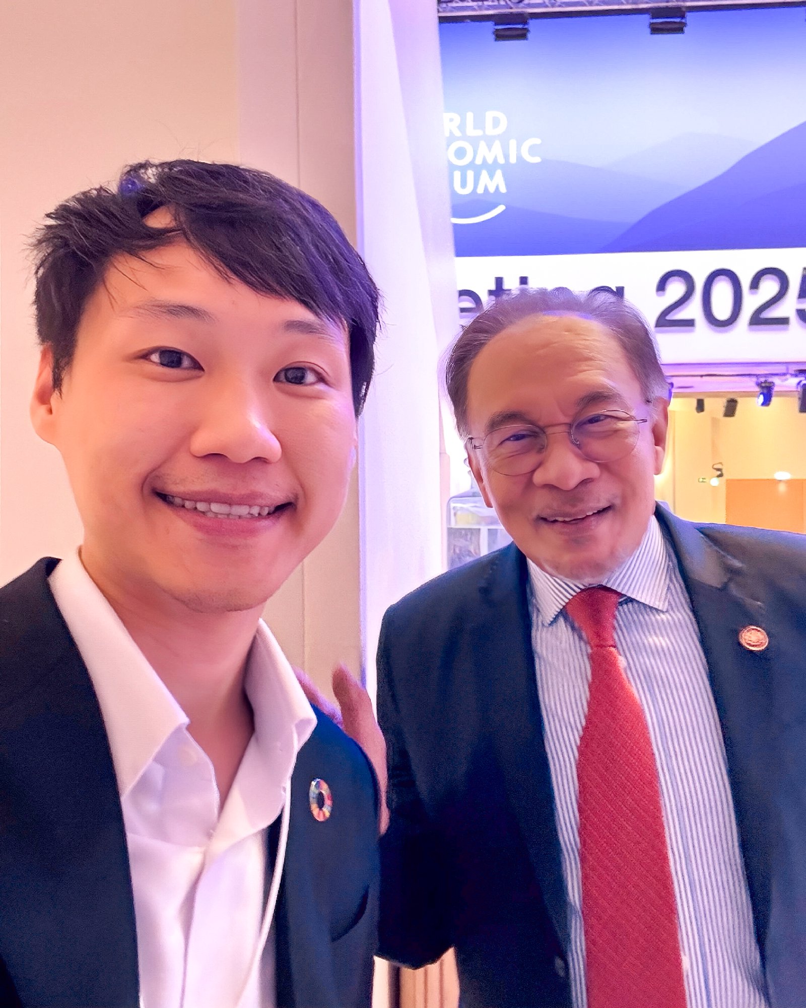 ยินดีอย่างยิ่งที่ได้พบกับคุณ Anwar bin Ibrahim นายกรัฐมนตรีของประเทศมาเลเซียคนปัจจุบันครับ