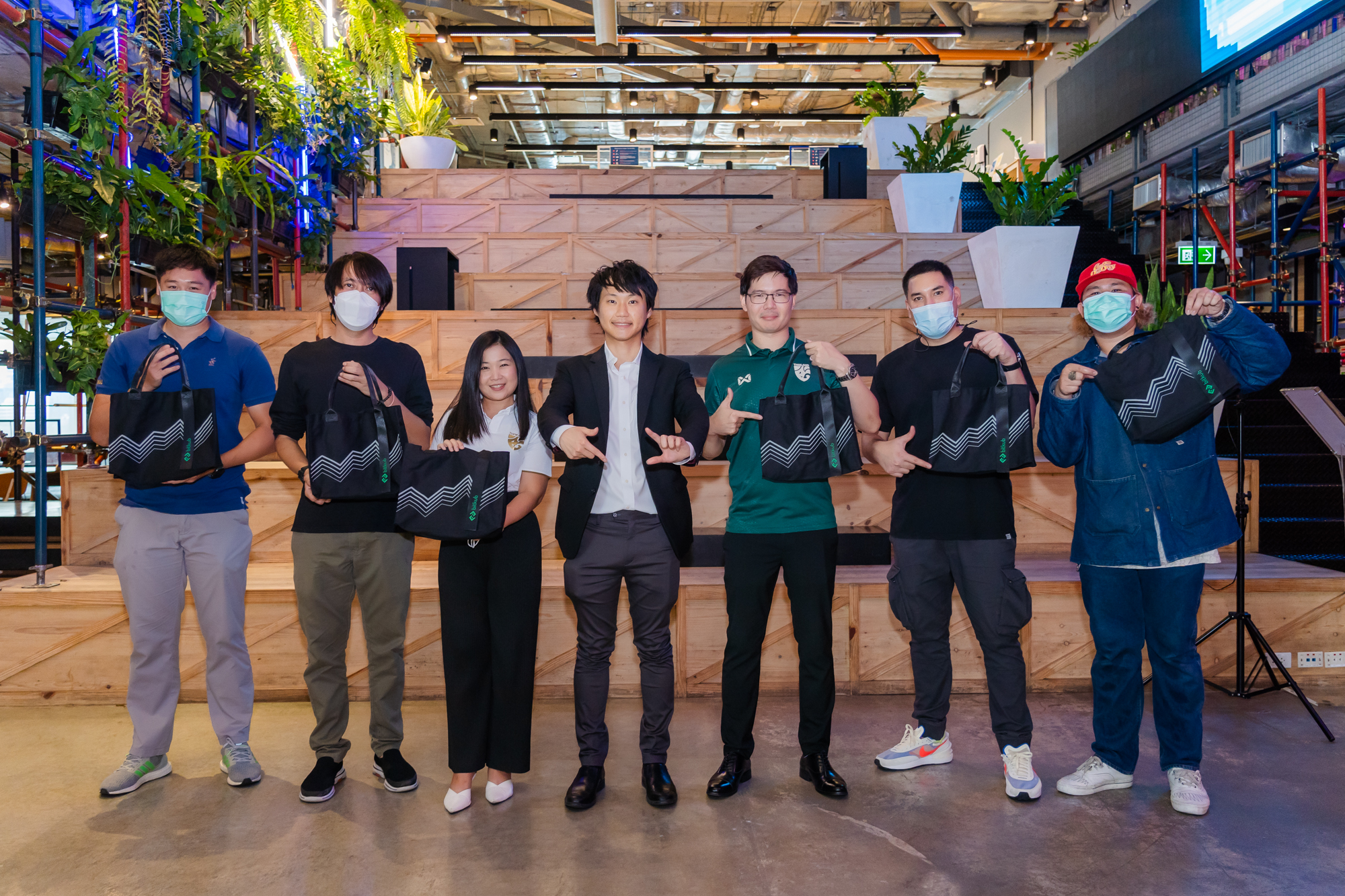 ขอขอบคุณทางผู้จัดงาน Creative Talk Conference 2022 ที่ให้เกียรติเชิญผมไปร่วมแชร์วิสัยทัศน์เกี่ยวกับเทคโนโลยีและเศรษฐกิจบนเวที Vision Stage ใ…