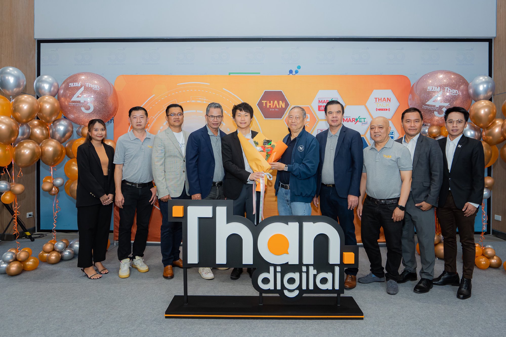 ขอแสดงความยินดีกับคุณมารุต อรรถไกวัลวที ประธานกรรมการ เครือเนชั่น, คุณบากบั่น บุญเลิศ ประธานกรรมการบริษัท ฐานเศรษฐกิจ มัลติมีเดีย จำกัด และบ…