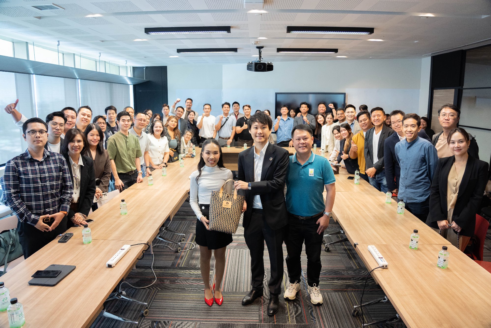 ยินดีต้อนรับนักศึกษาจากหลักสูตร A2L รุ่นที่ 3 สู่ออฟฟิศของ Bitkub Group ทั้งนี้ผมยินดีอย่างยิ่งที่ได้พาทุกคนเยี่ยมชมออฟฟิศพร้อมทั้งบรรยายให้…