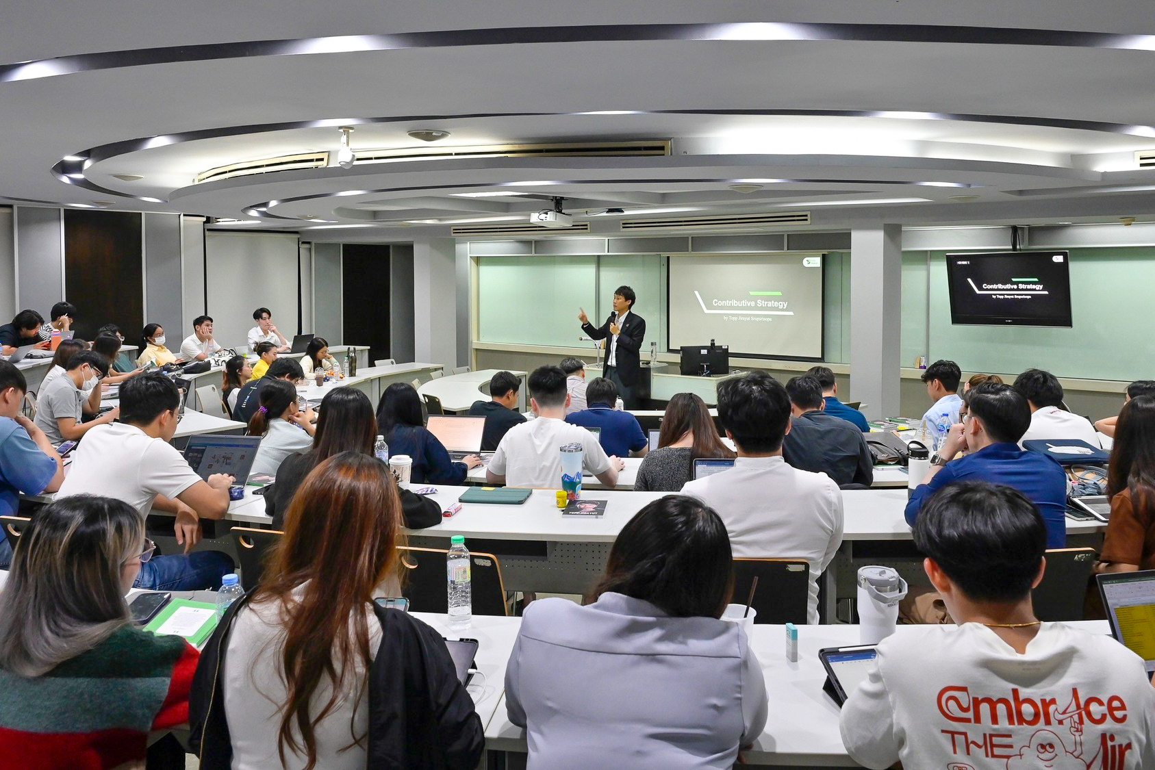 ผมได้รับเชิญเป็นผู้บรรยายพิเศษแก่นักศึกษาโครงการปริญญาโททางบริหารธุรกิจ คณะพาณิชยศาสตร์และการบัญชี มหาวิทยาลัยธรรมศาสตร์ เพื่อบรรยายและเล่าป…