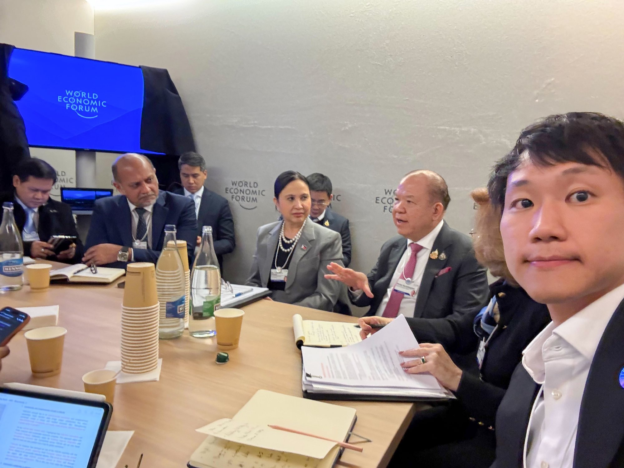 บรรยากาศในเซสชันการประชุมแบบพหุภาคีเรื่อง ASEAN Digital Economy Framework Agreement (DEFA) ของ World Economic Forum 2025 ซึ่งมีคุณ Gobind Si…