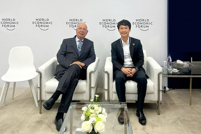 Topp Jirayut Meets Klaus Schwab at World Economic Forum