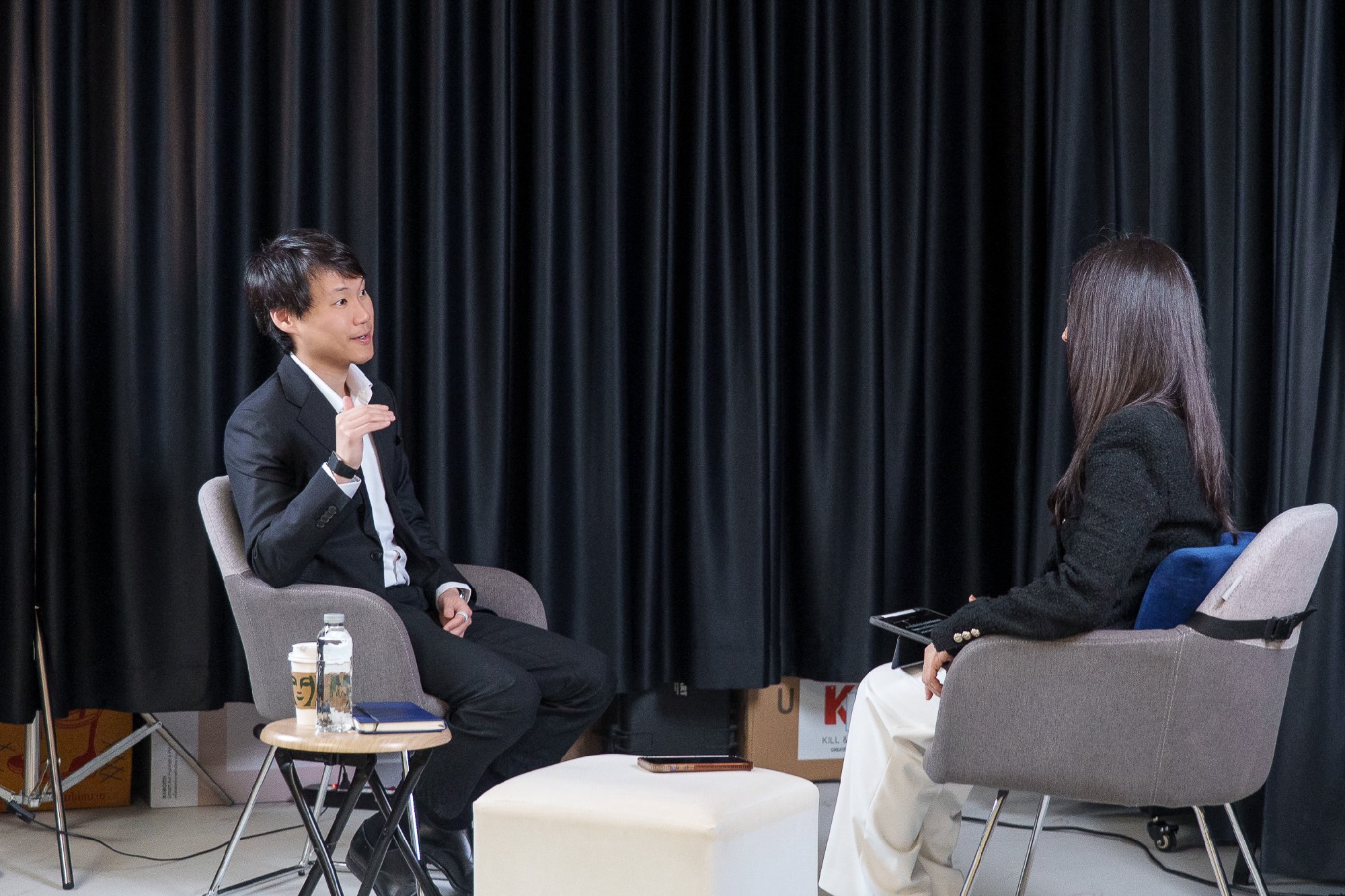พาชมภาพบรรยากาศเบื้องหลังการสัมภาษณ์กับ Money Chat ครับ ในบทสัมภาษณ์นี้ผมได้เจาะลึกประเด็นเศรษฐกิจโลกในรูปแบบ K-Shape ที่เห็นได้ชัดมากยิ่งขึ…