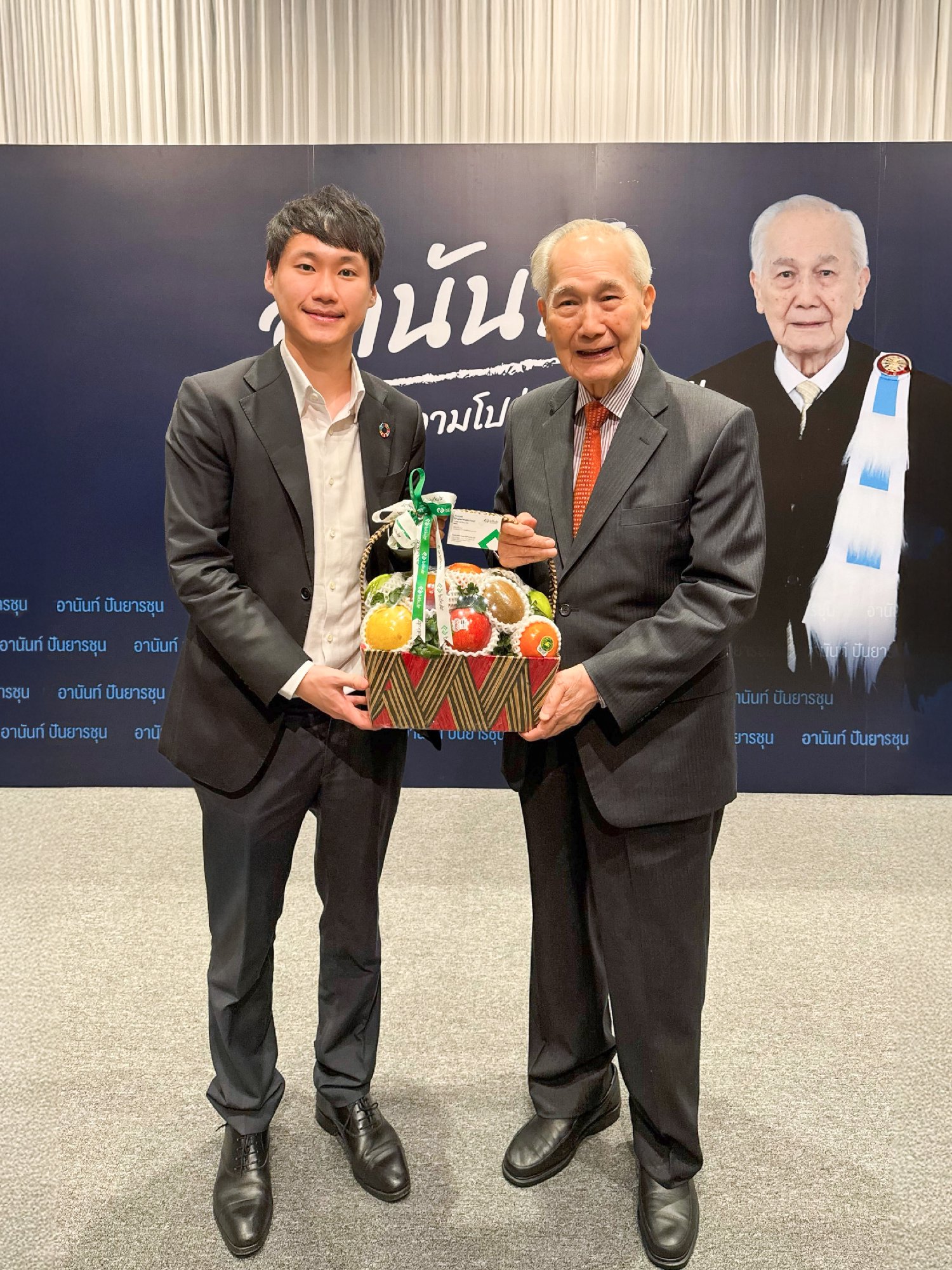 ผมขอใช้โอกาสนี้ร่วมแสดงความยินดีอีกครั้งกับ ฯพณฯ อานันท์ ปันยารชุน สำหรับการได้รับมอบปริญญาบัญชีดุษฎีบัณฑิตกิตติมศักดิ์ จากทางมหาวิทยาลัยธรร…